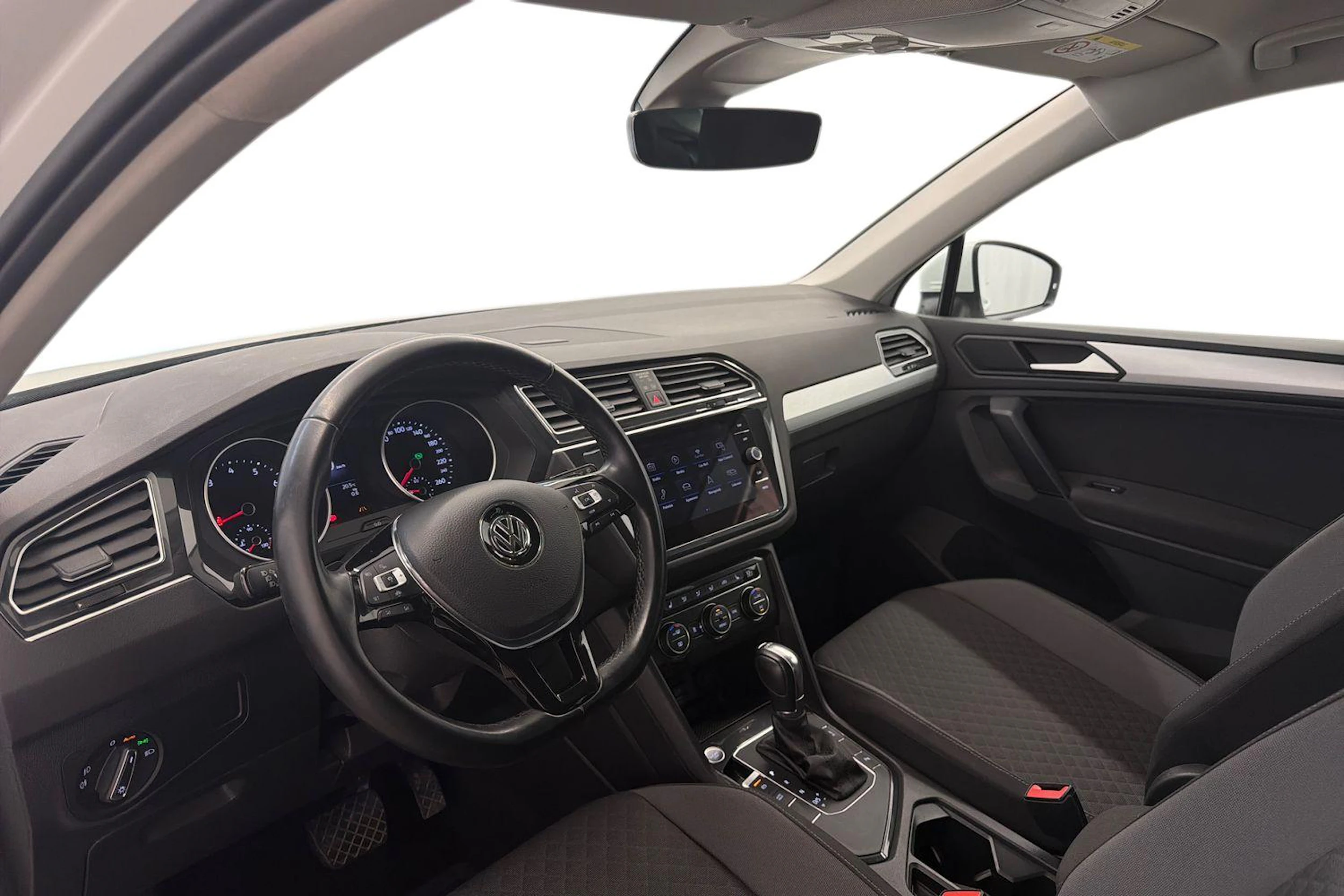 valkoinen Volkswagen Tiguan 2019 kuva 6.