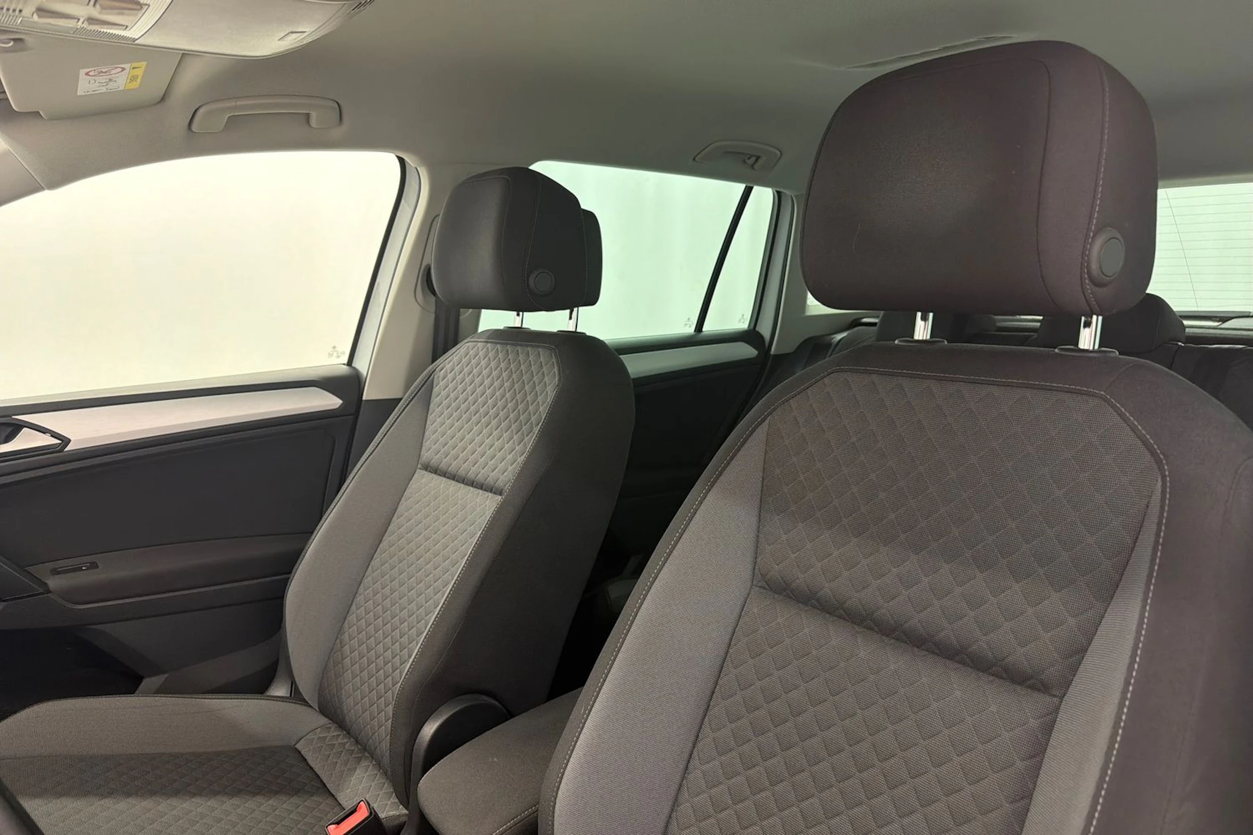 valkoinen Volkswagen Tiguan 2019 kuva 27.