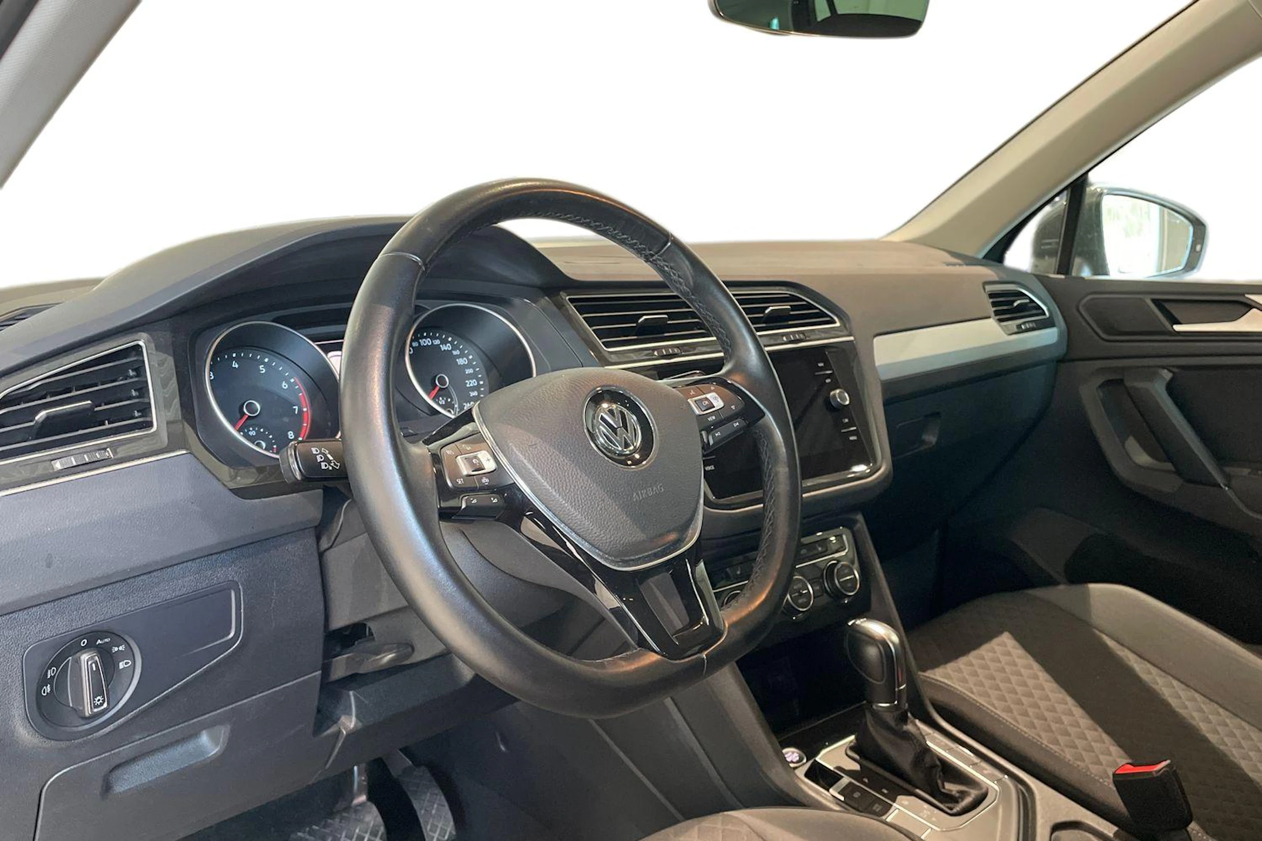 Harmaa Volkswagen Tiguan 2019 kuva 3.