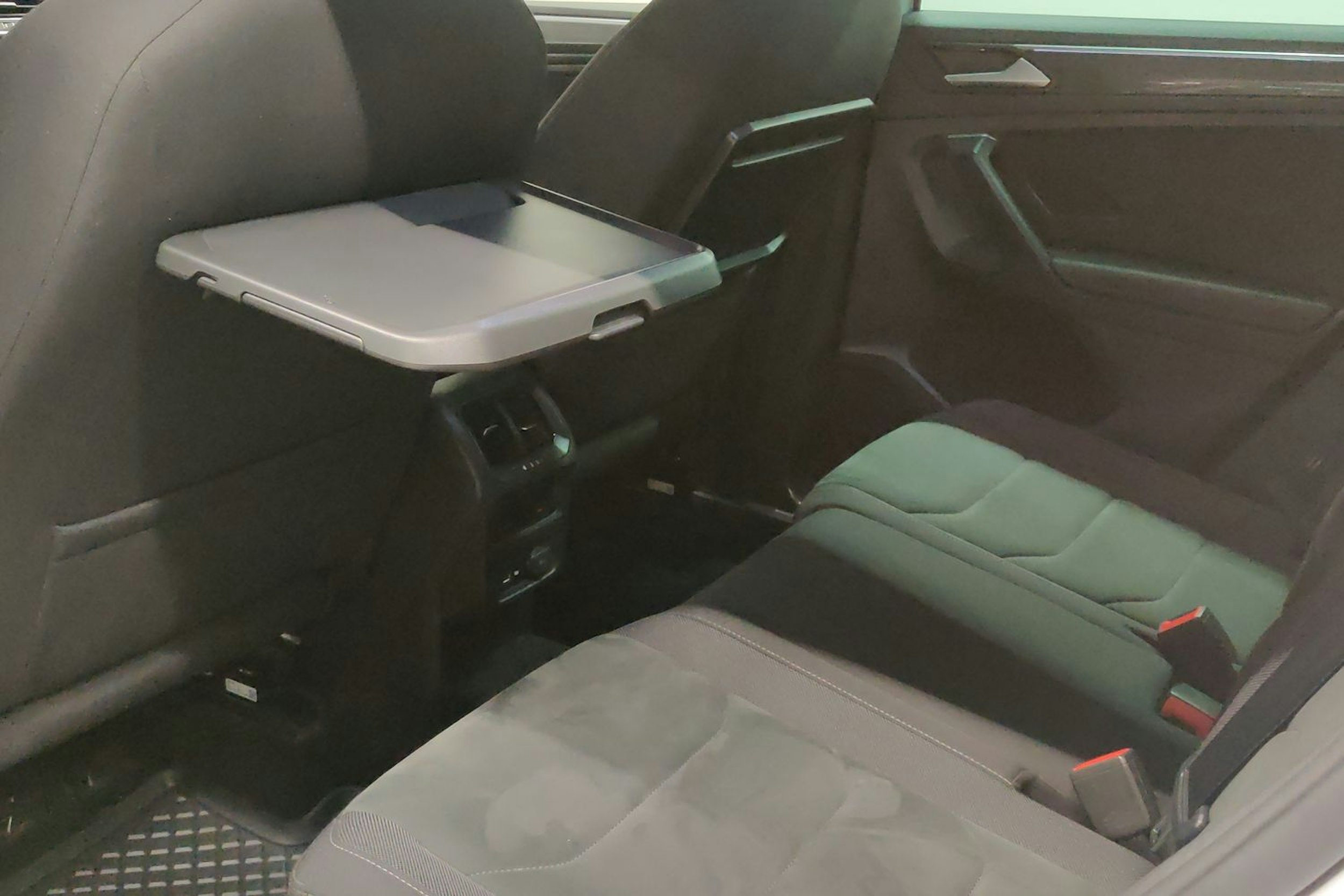 valkoinen Volkswagen Tiguan 2020 kuva 21.