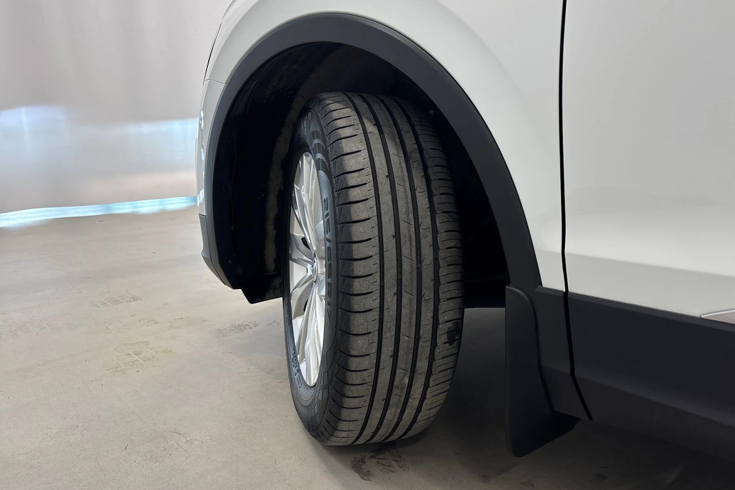valkoinen Volkswagen Tiguan 2020 kuva 13.