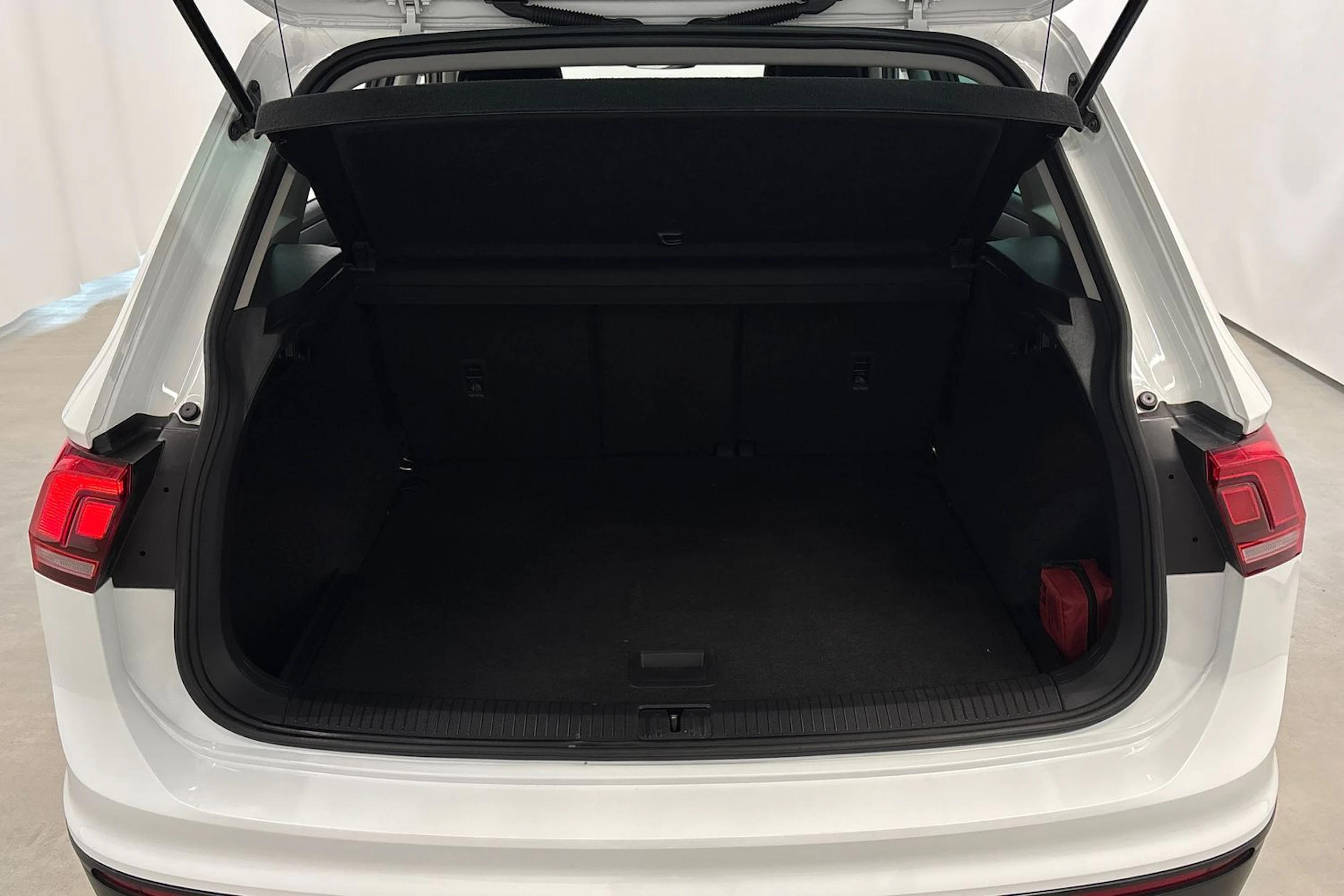 valkoinen Volkswagen Tiguan 2020 kuva 25.