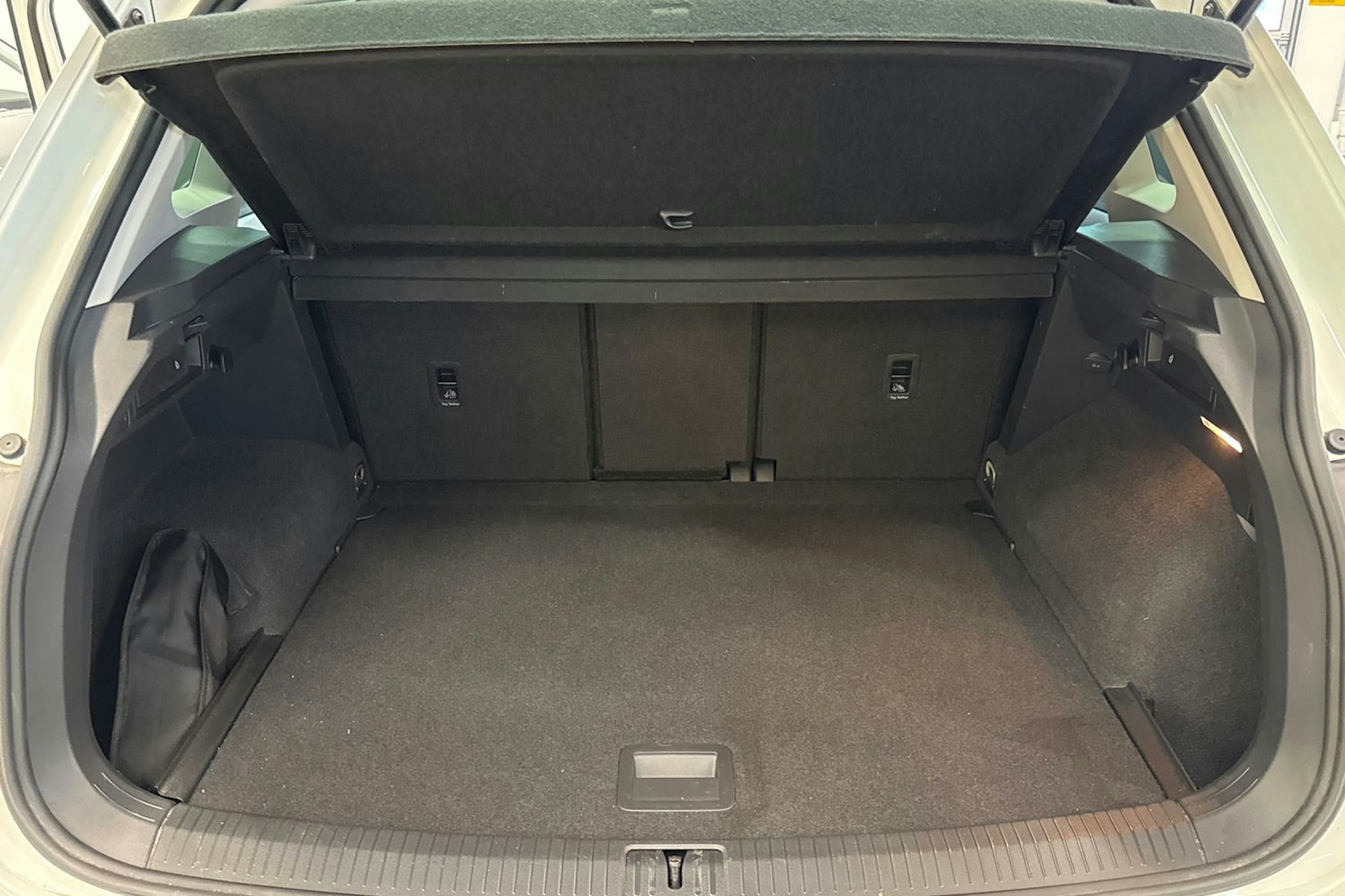 valkoinen Volkswagen Tiguan 2020 kuva 24.