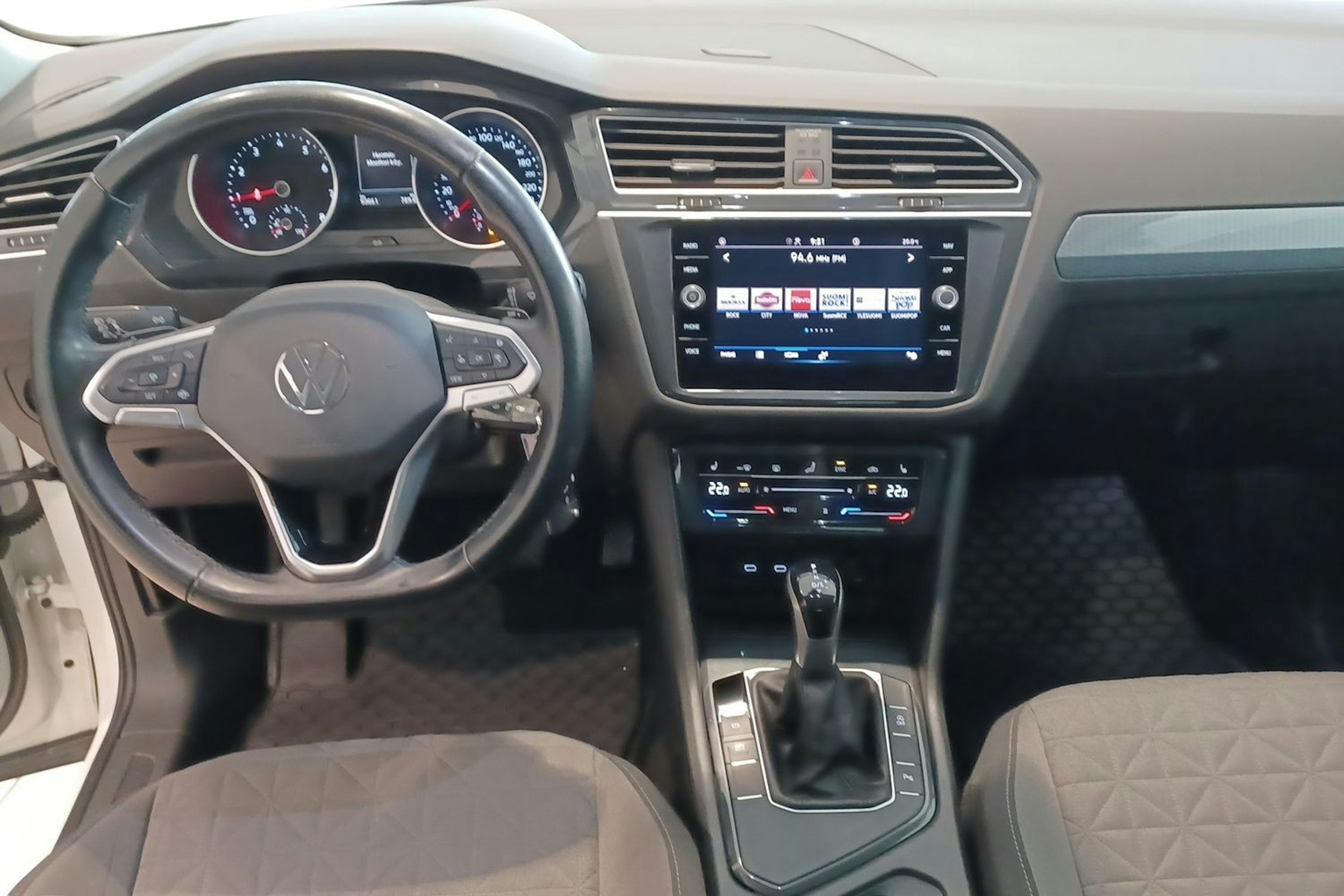 valkoinen Volkswagen Tiguan 2020 kuva 9.
