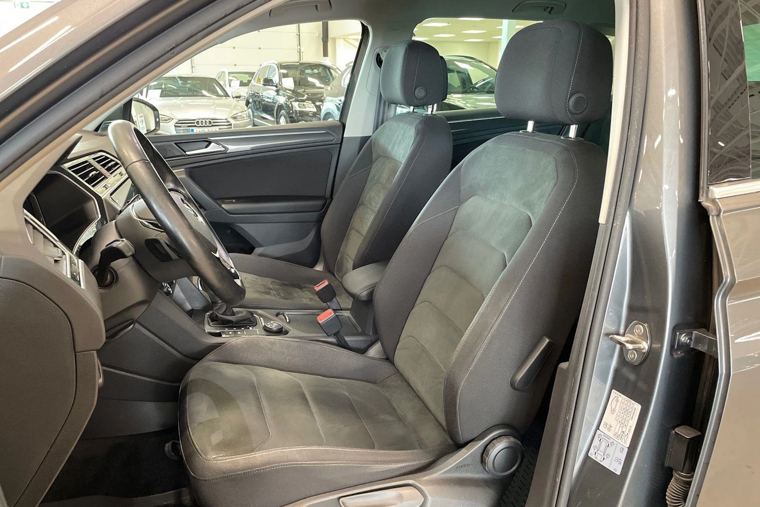 harmaa Volkswagen Tiguan 2020 kuva 11.