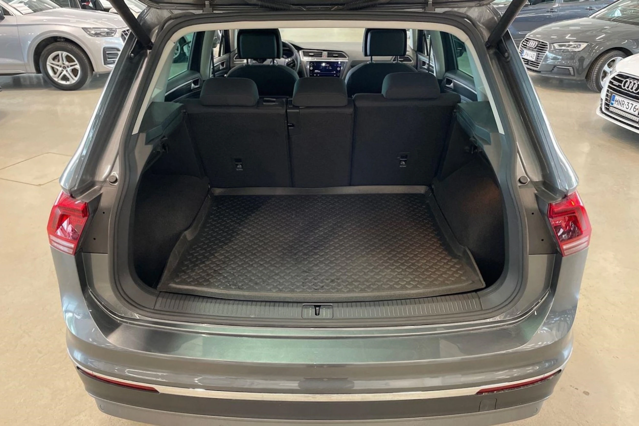 harmaa Volkswagen Tiguan 2020 kuva 29.