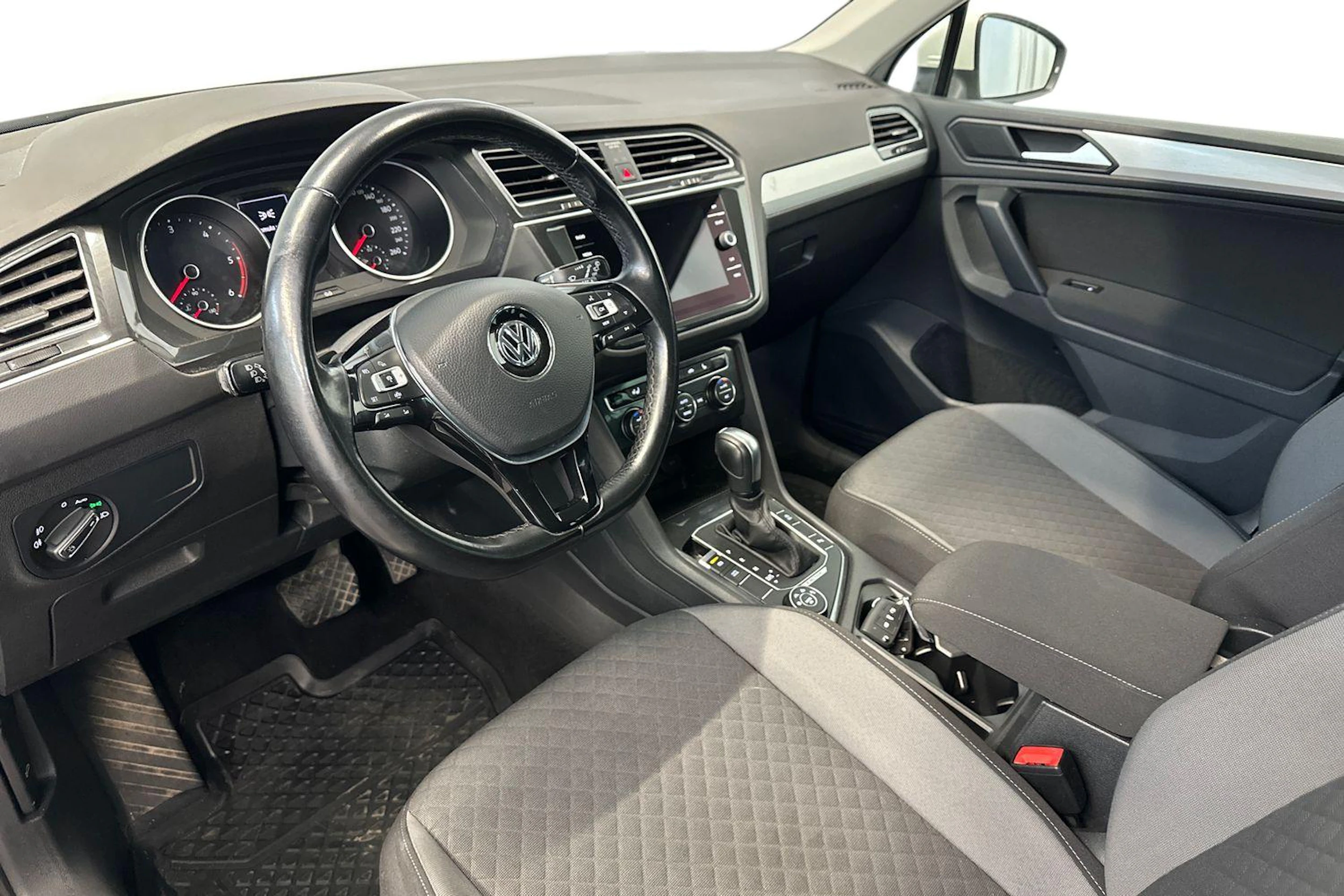 valkoinen Volkswagen Tiguan 2020 kuva 8.