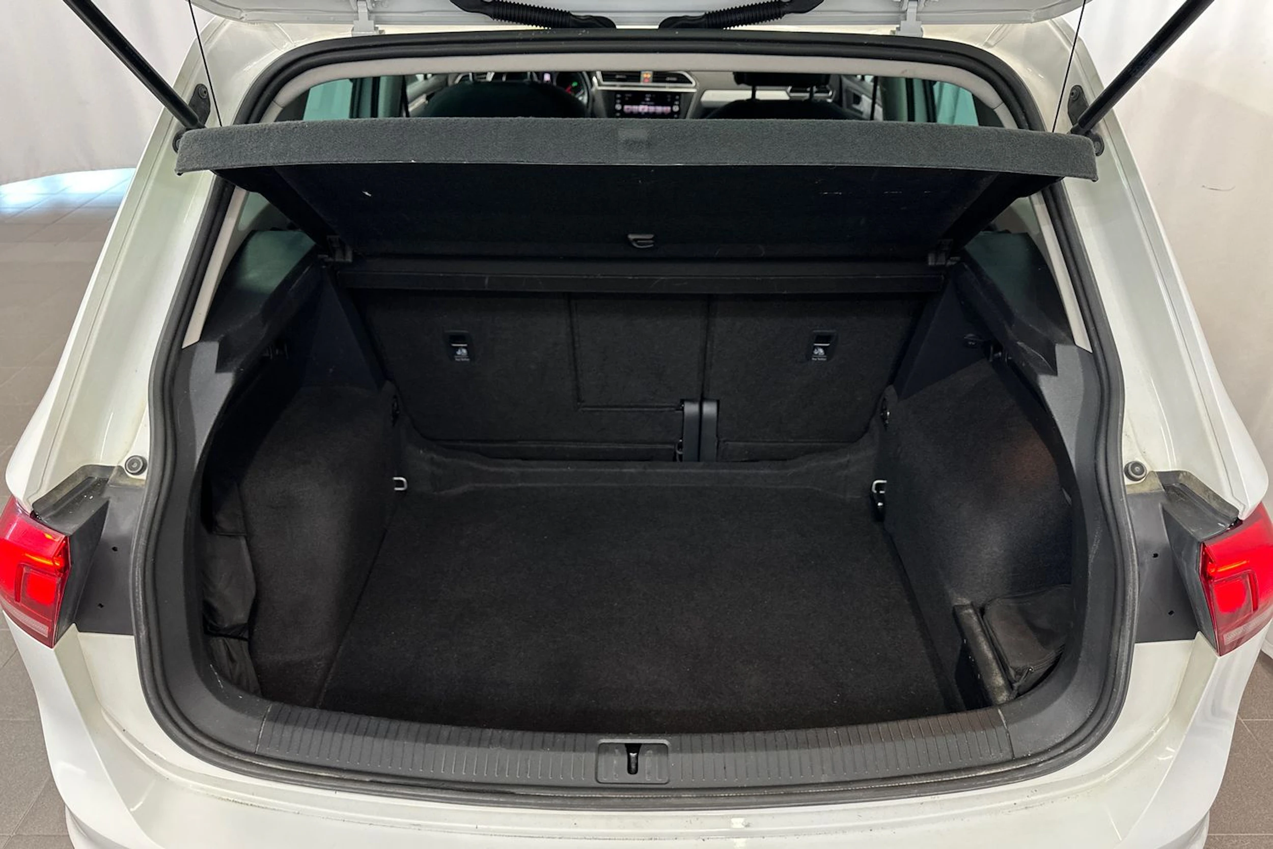 valkoinen Volkswagen Tiguan 2020 kuva 15.