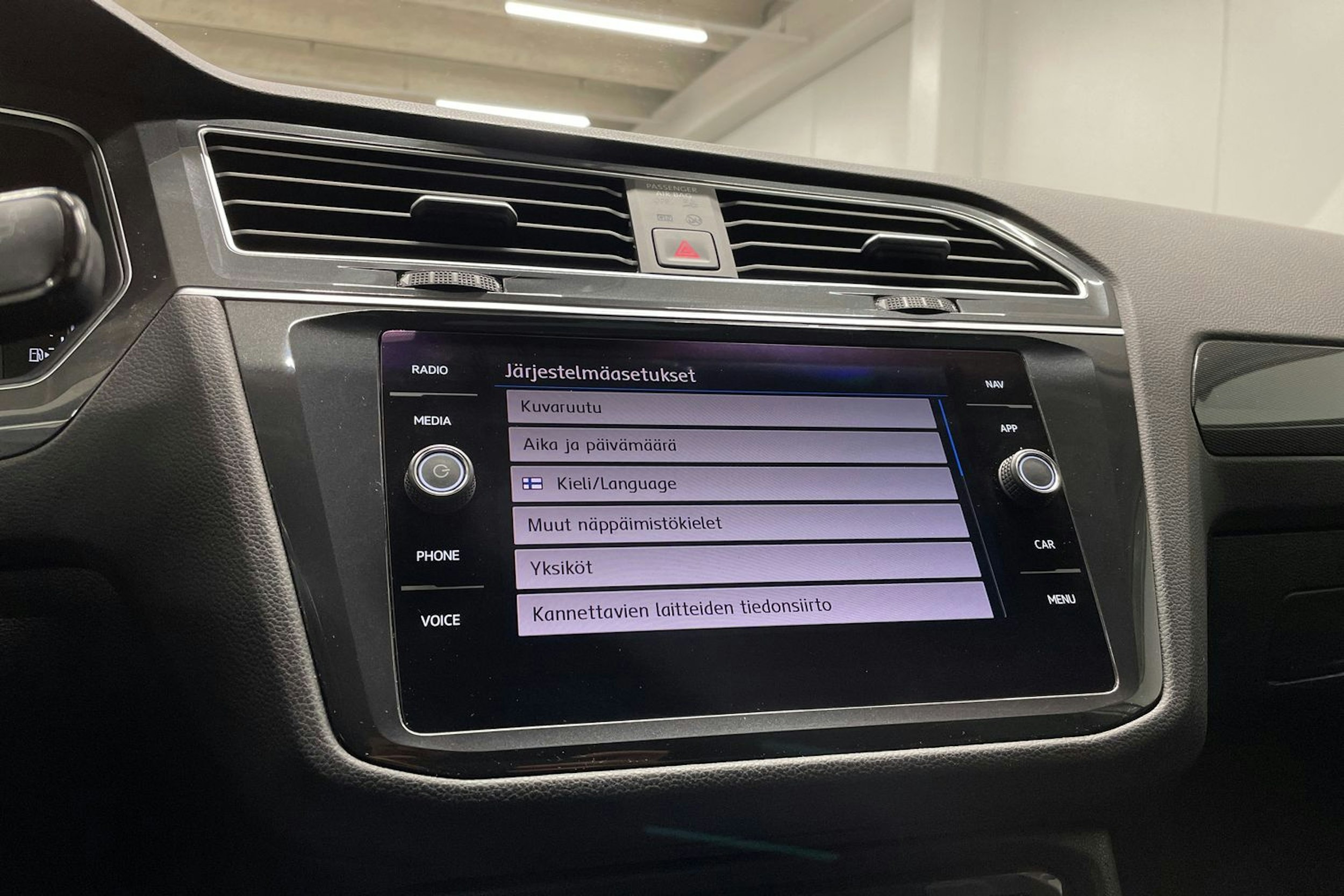 valkoinen Volkswagen Tiguan 2020 kuva 18.