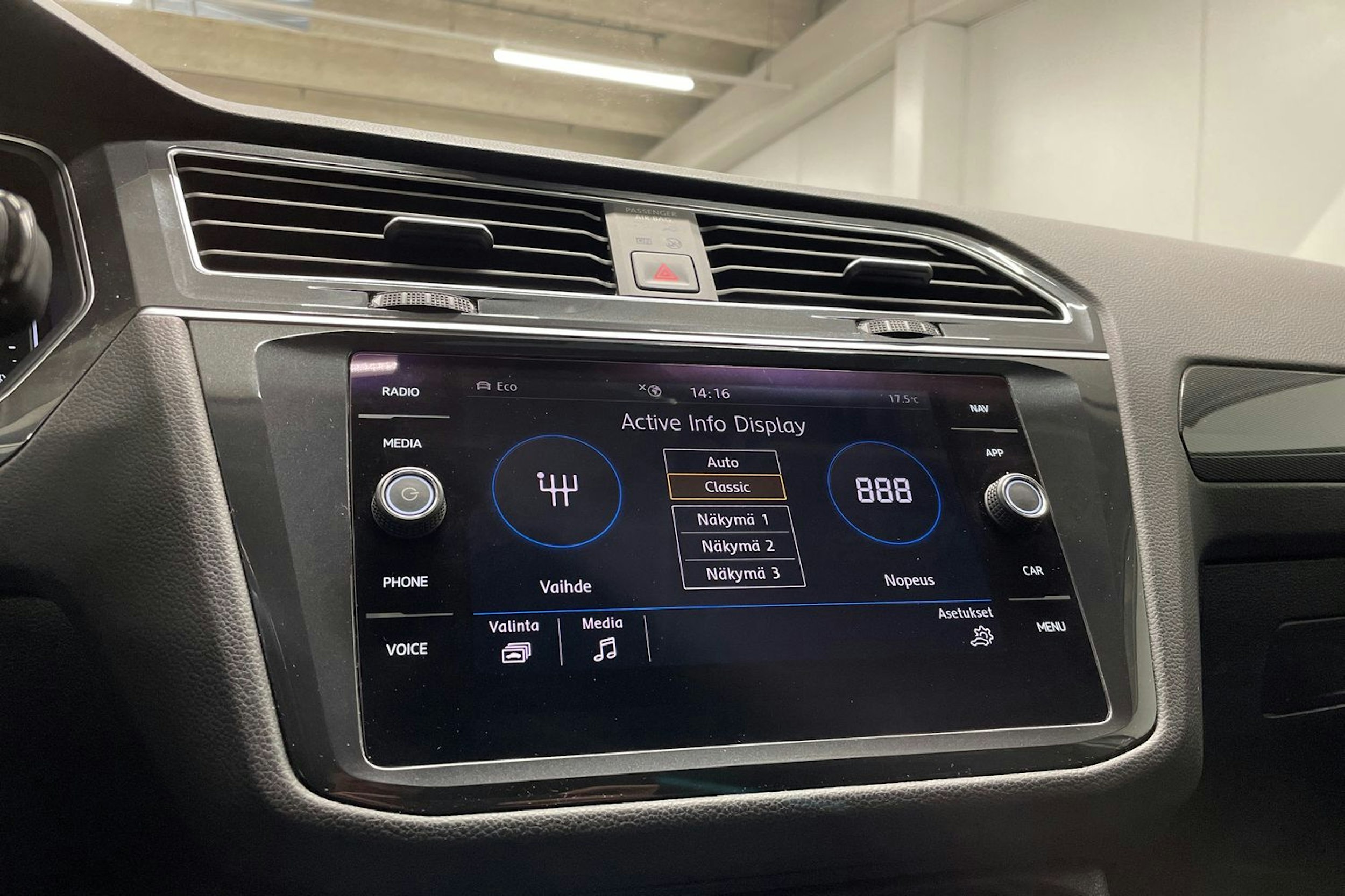 valkoinen Volkswagen Tiguan 2020 kuva 19.