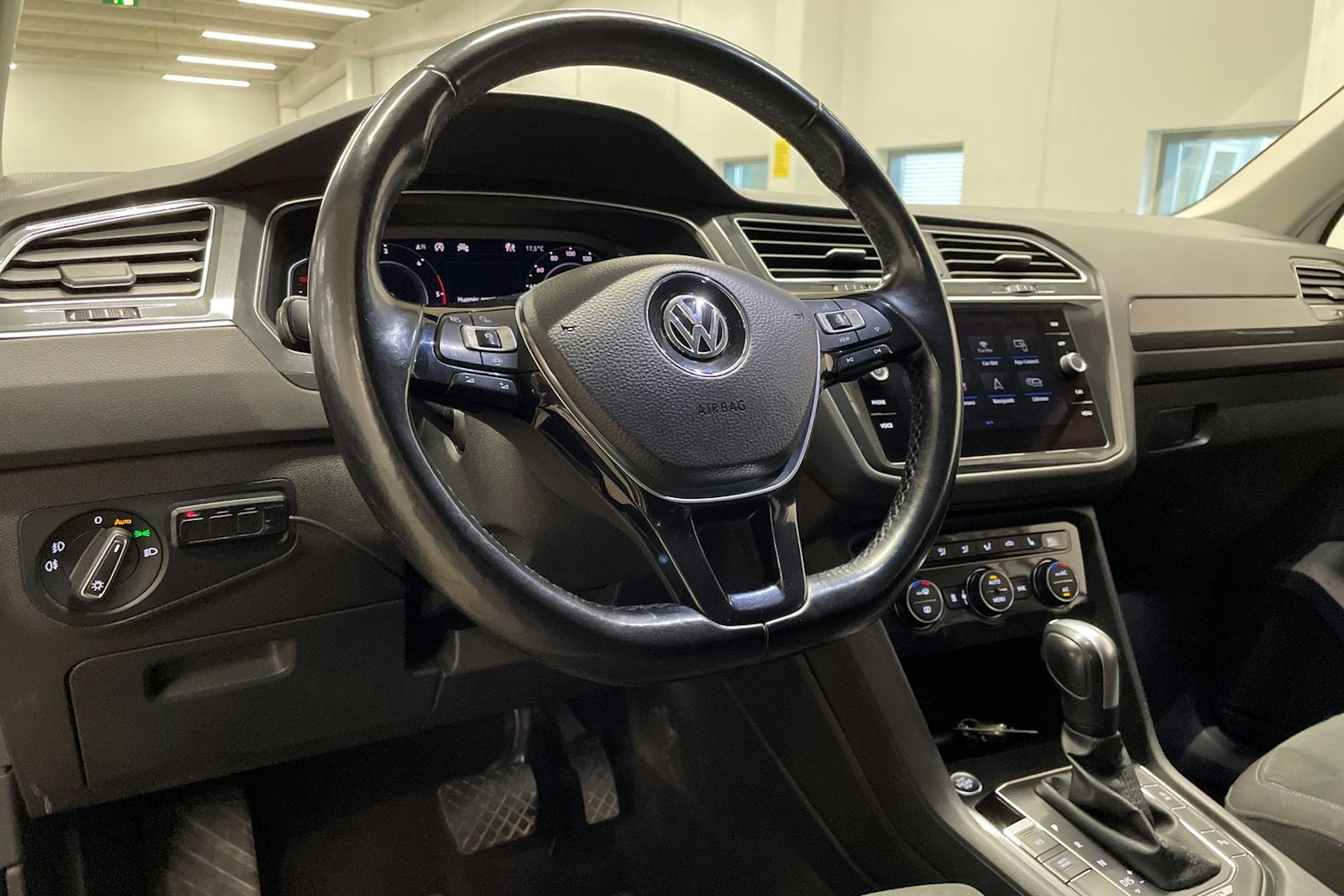 valkoinen Volkswagen Tiguan 2020 kuva 27.