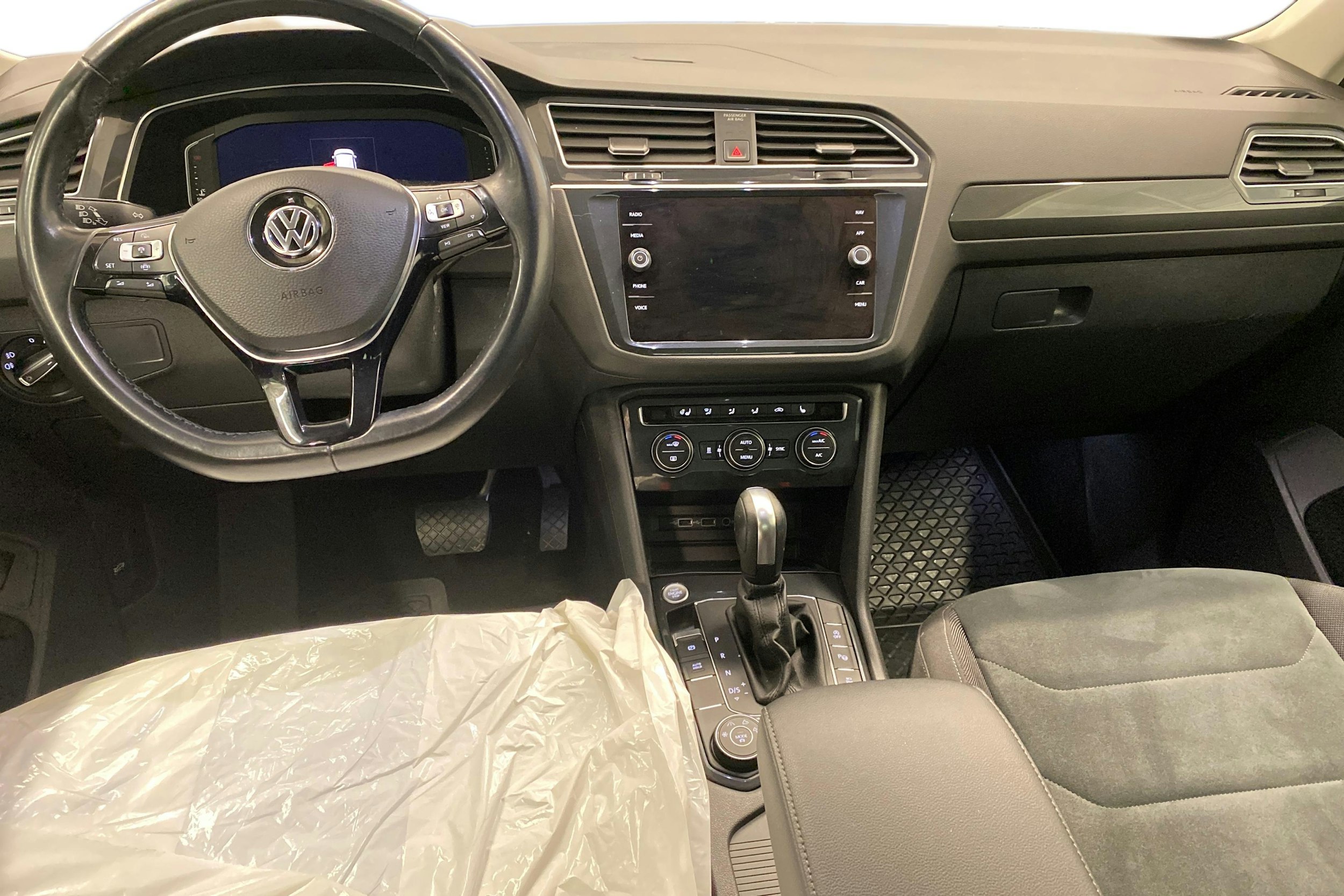 harmaa Volkswagen Tiguan 2020 kuva 9.