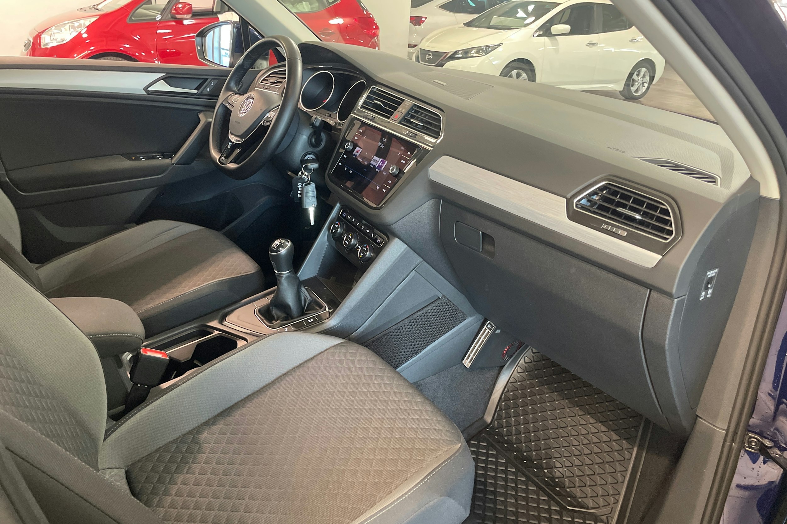 sininen Volkswagen Tiguan 2020 kuva 15.