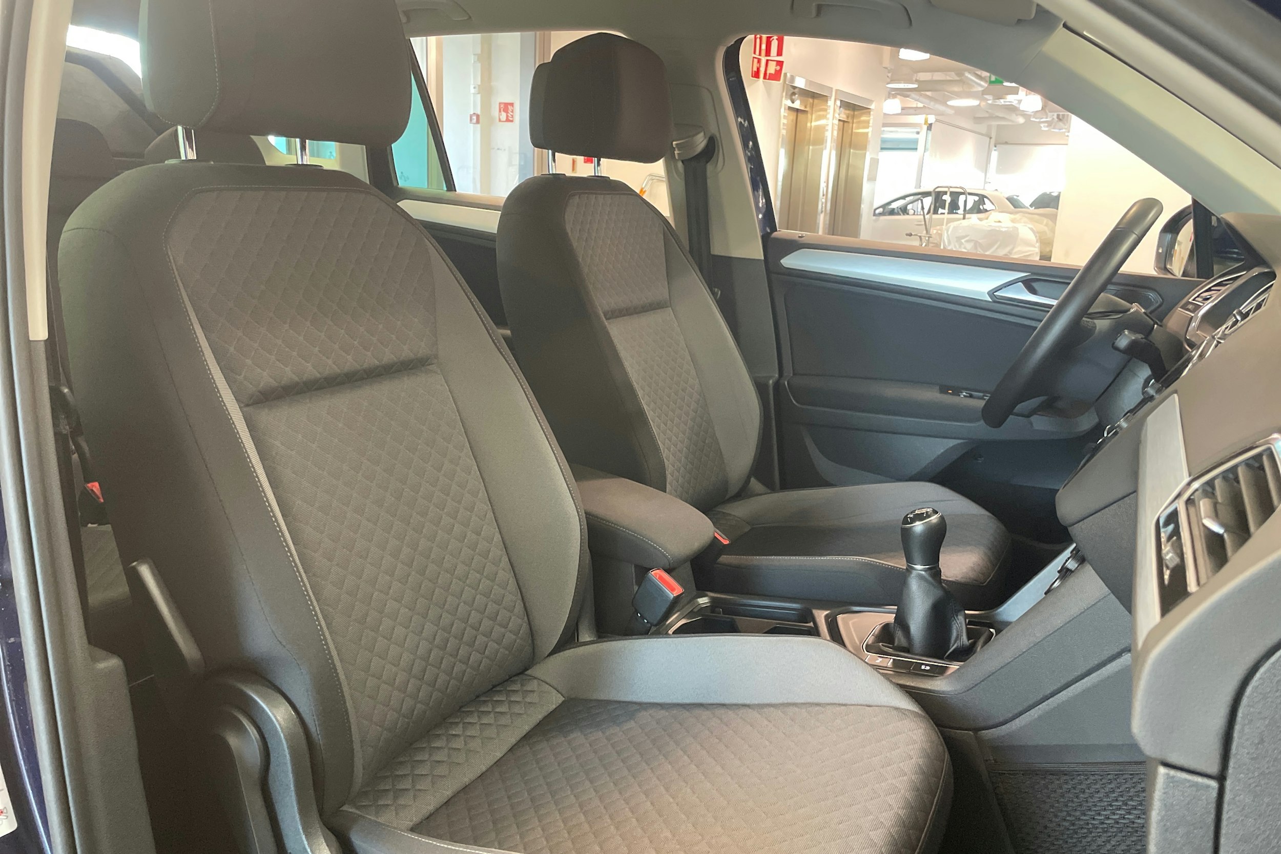 sininen Volkswagen Tiguan 2020 kuva 16.