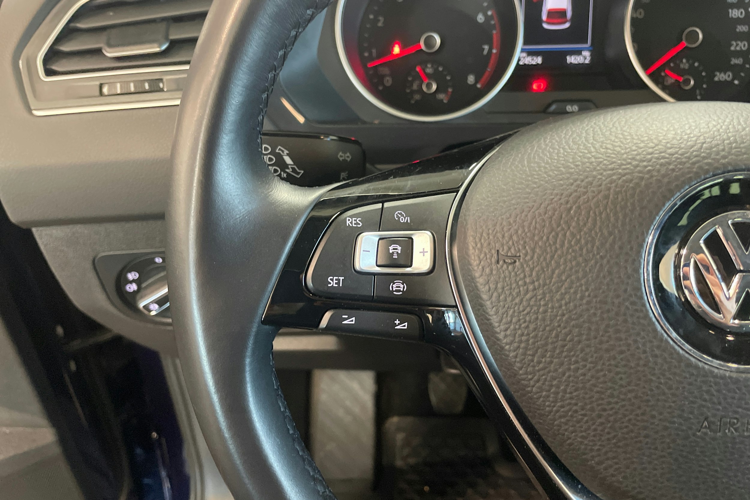 sininen Volkswagen Tiguan 2020 kuva 17.