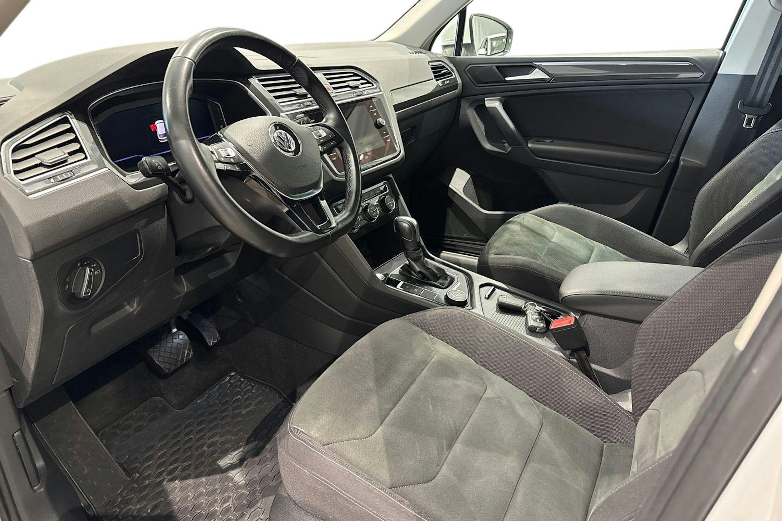 valkoinen Volkswagen Tiguan 2020 kuva 7.