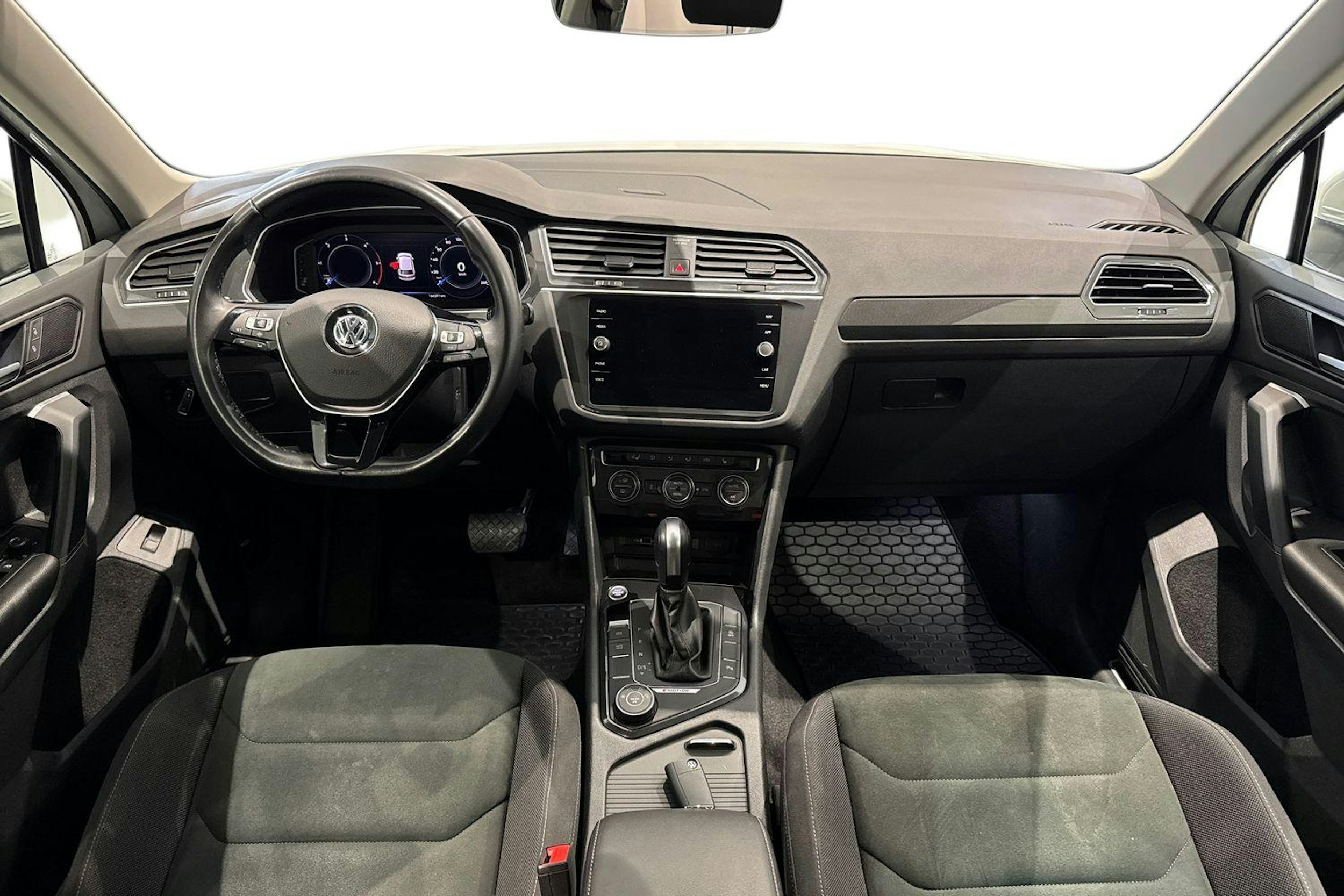 valkoinen Volkswagen Tiguan 2020 kuva 9.