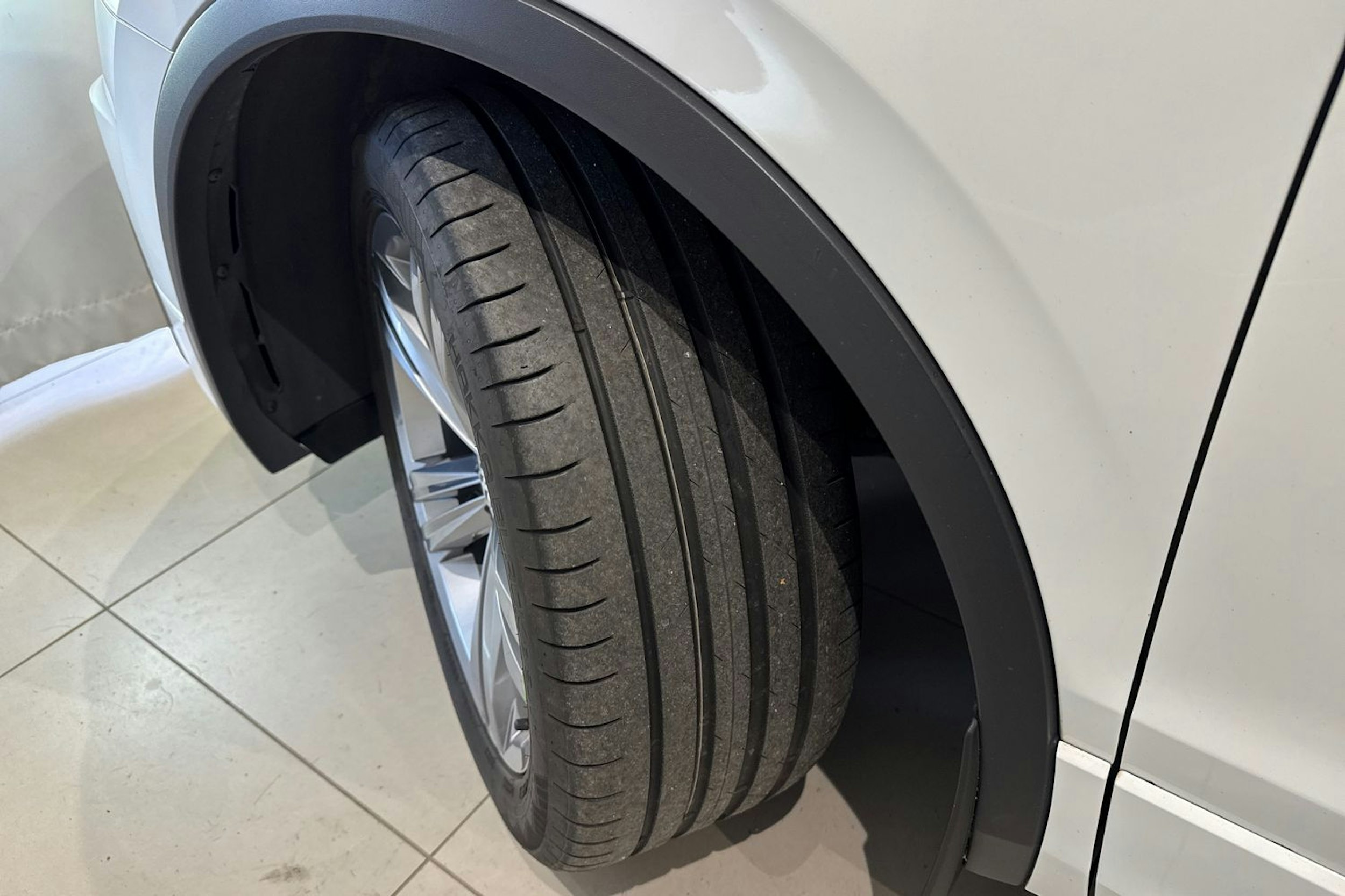 valkoinen Volkswagen Tiguan 2020 kuva 13.