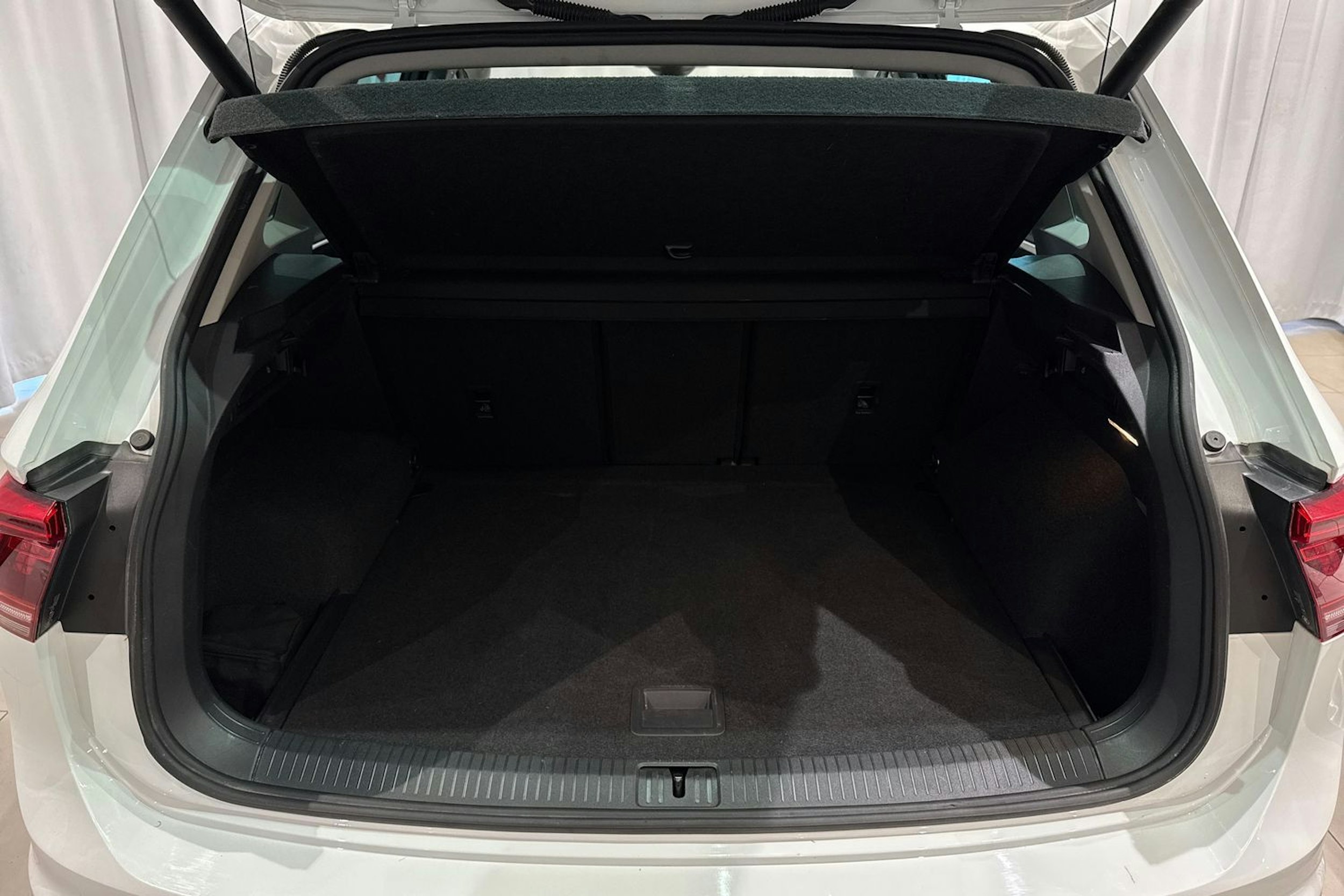 valkoinen Volkswagen Tiguan 2020 kuva 15.