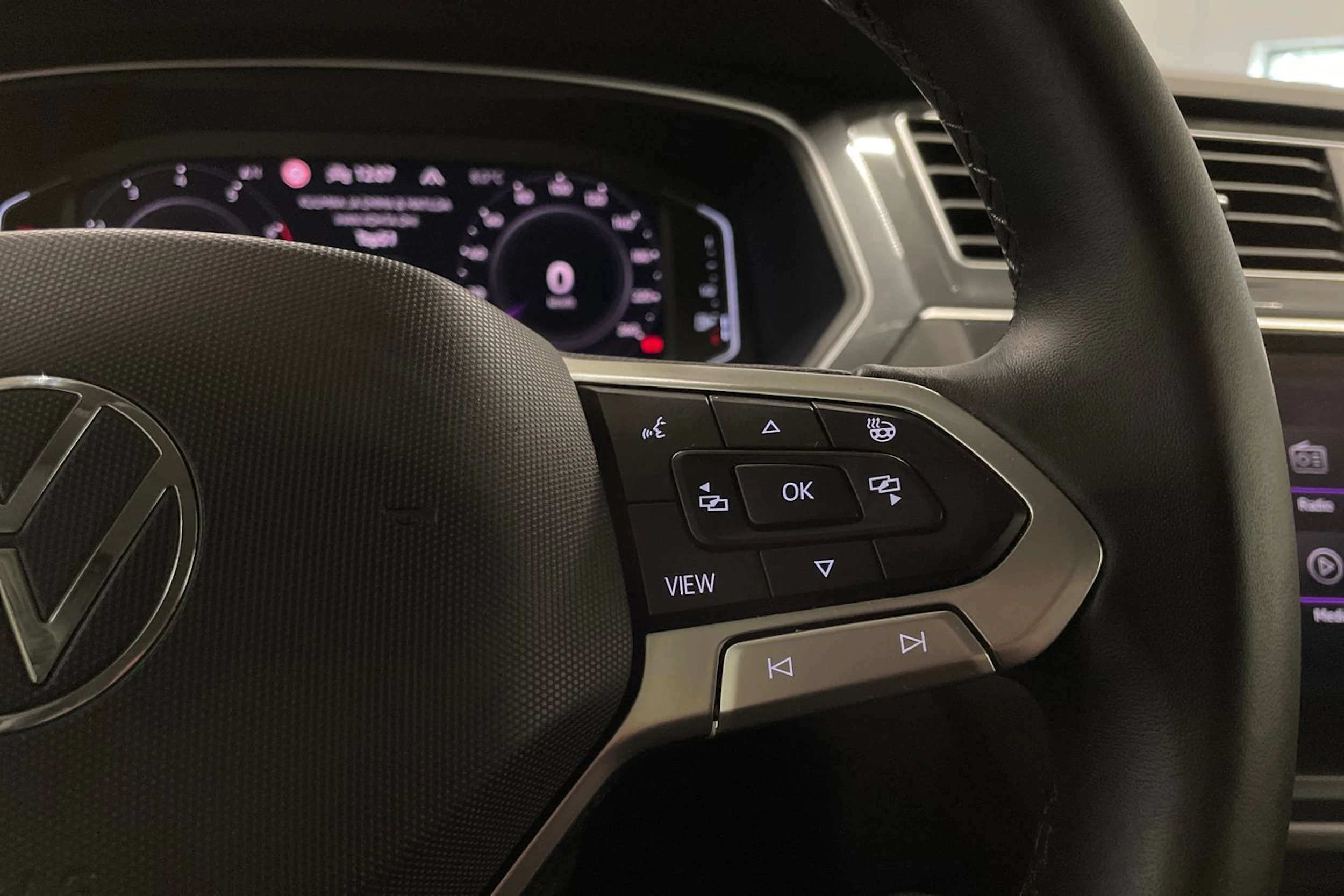 harmaa Volkswagen Tiguan 2021 kuva 26.