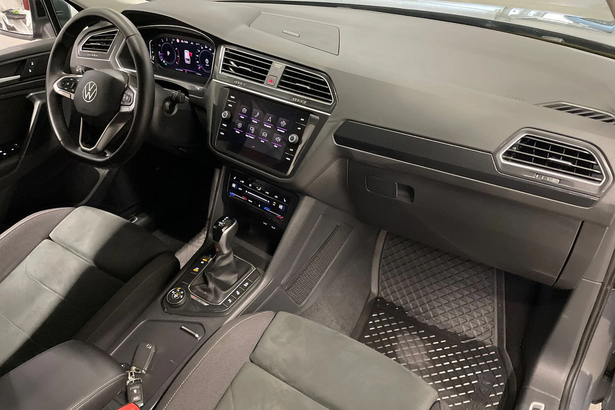 harmaa Volkswagen Tiguan 2021 kuva 30.