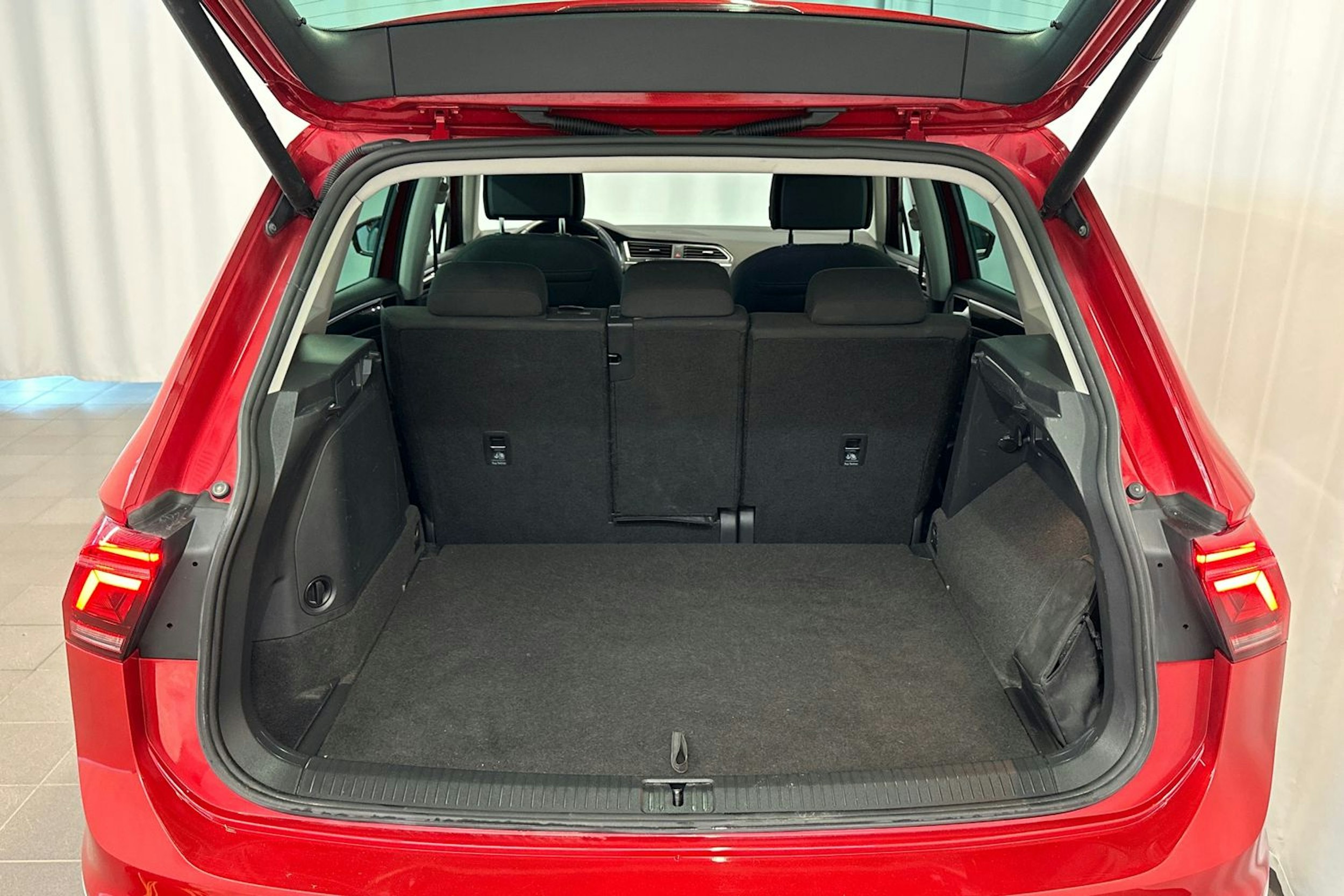met. punainen Volkswagen Tiguan 2021 kuva 15.