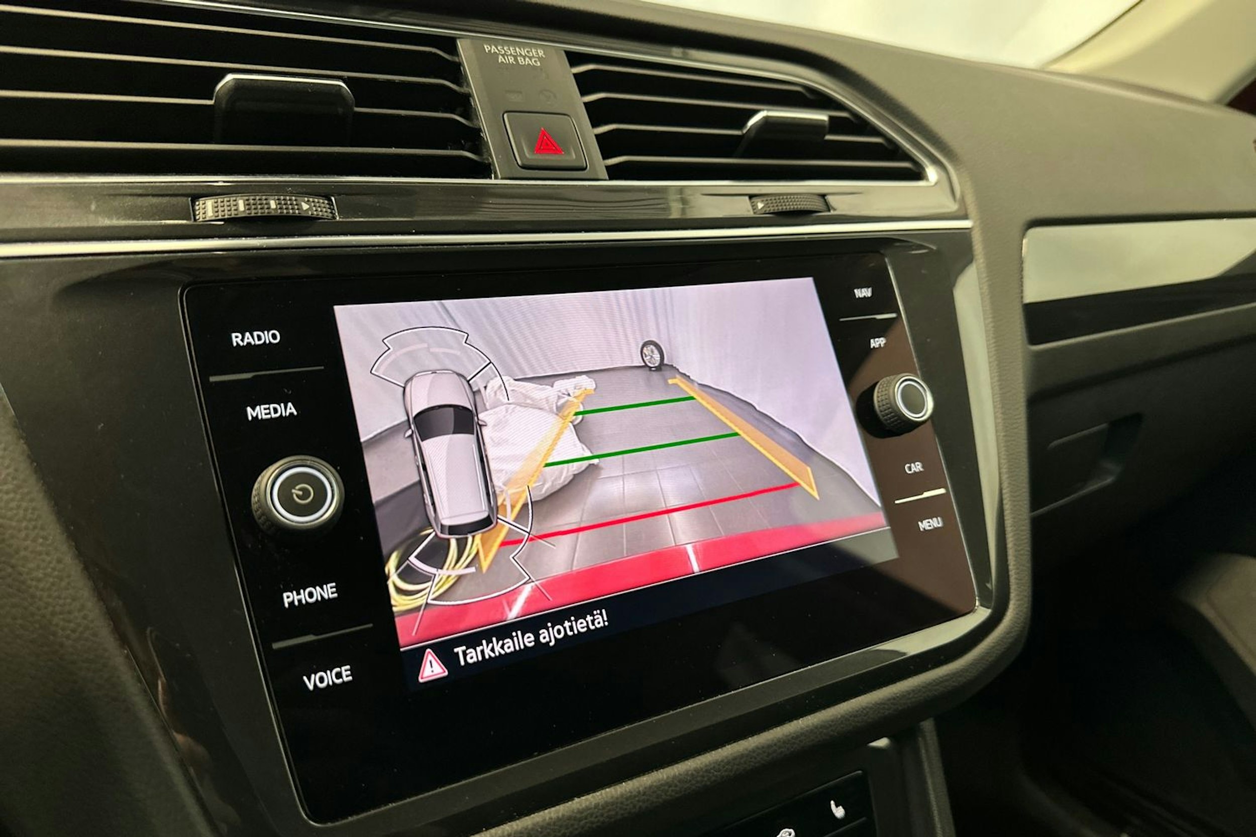 met. punainen Volkswagen Tiguan 2021 kuva 24.