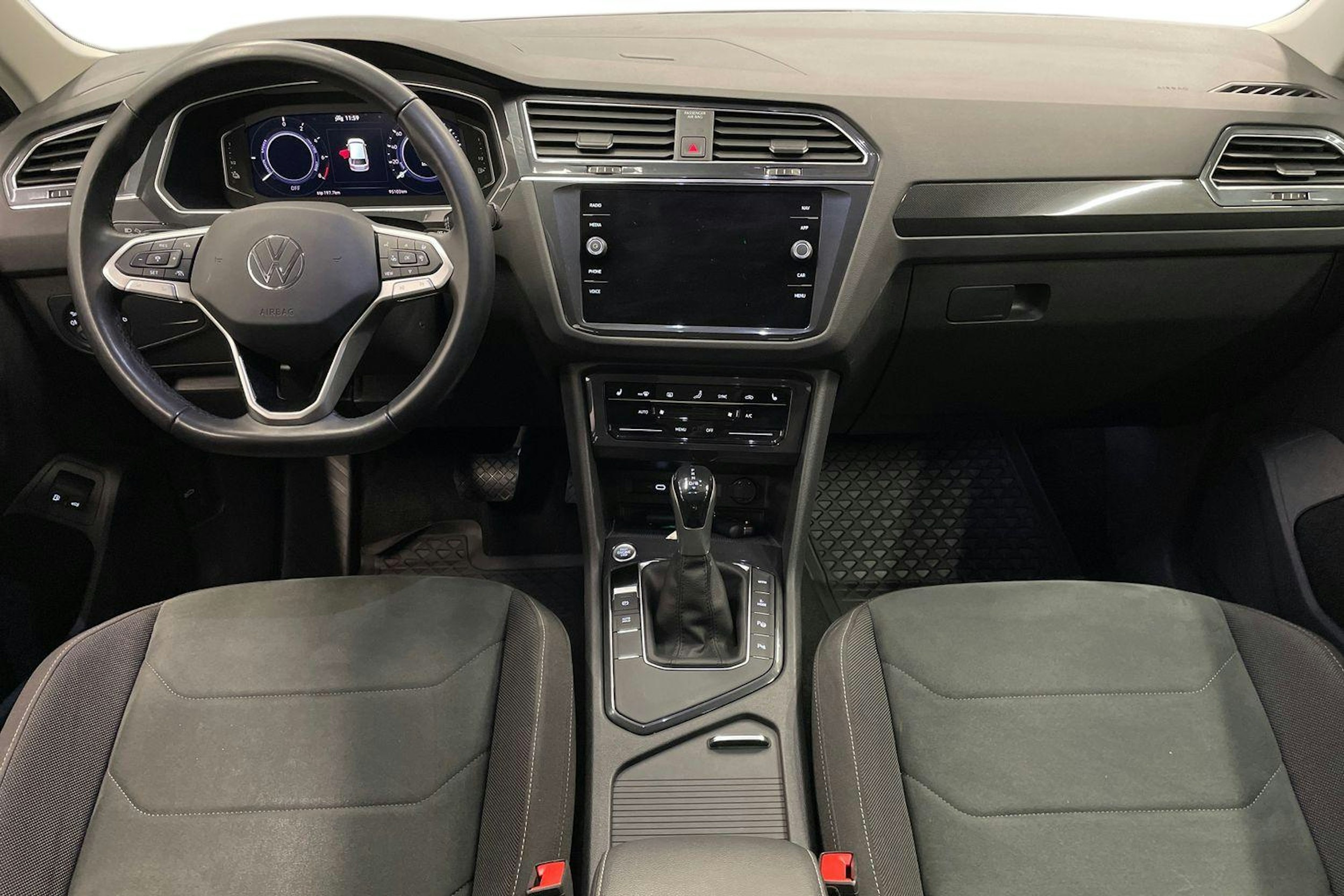 Harmaa Volkswagen Tiguan 2021 kuva 9.