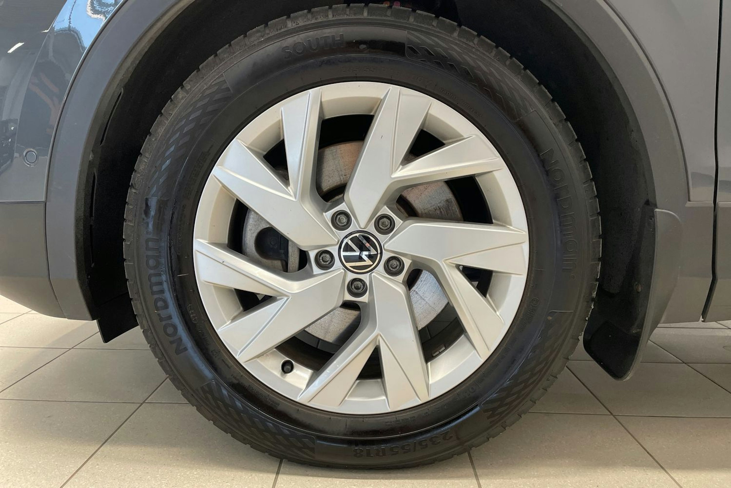 Harmaa Volkswagen Tiguan 2021 kuva 11.