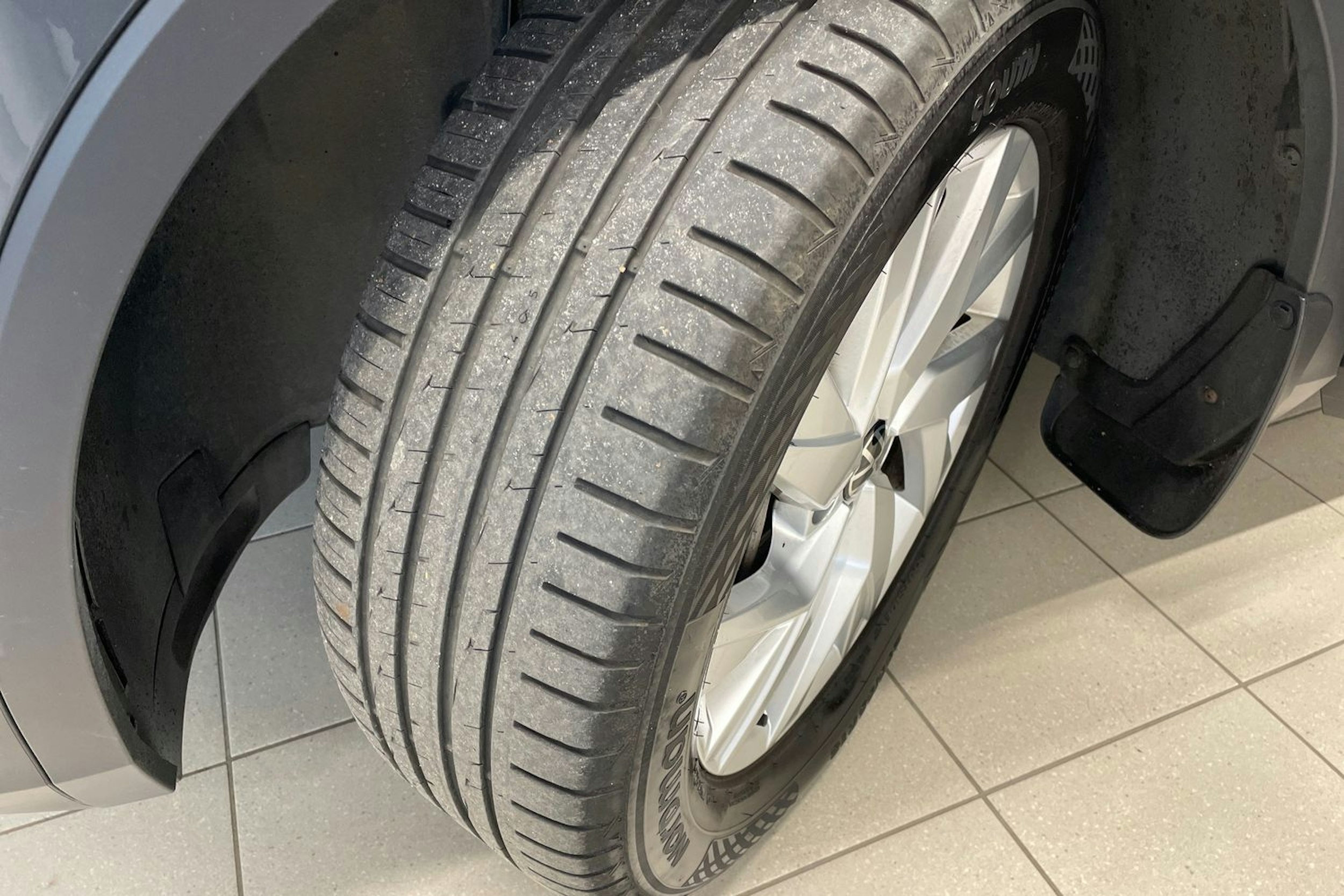 Harmaa Volkswagen Tiguan 2021 kuva 13.