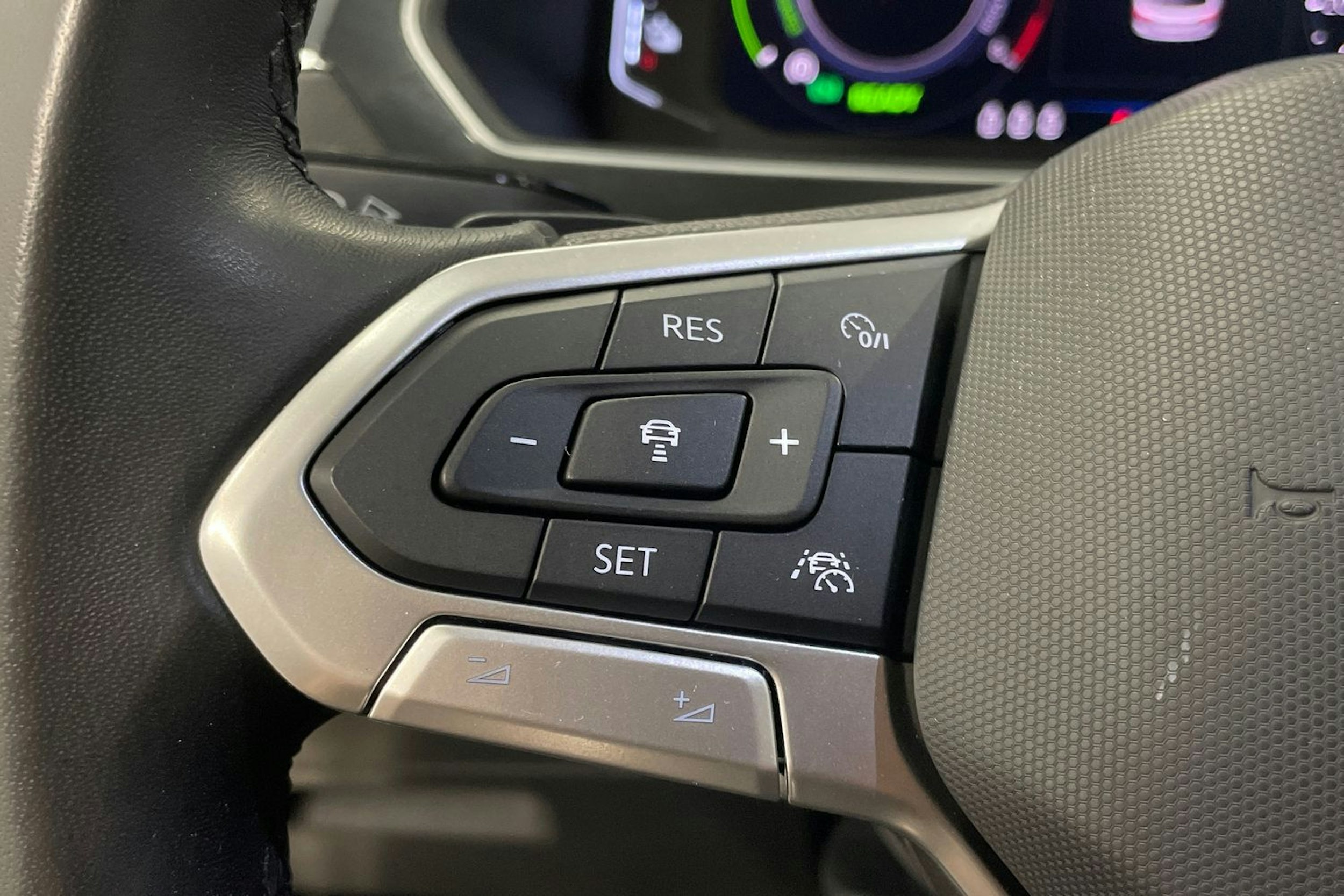 Harmaa Volkswagen Tiguan 2021 kuva 16.