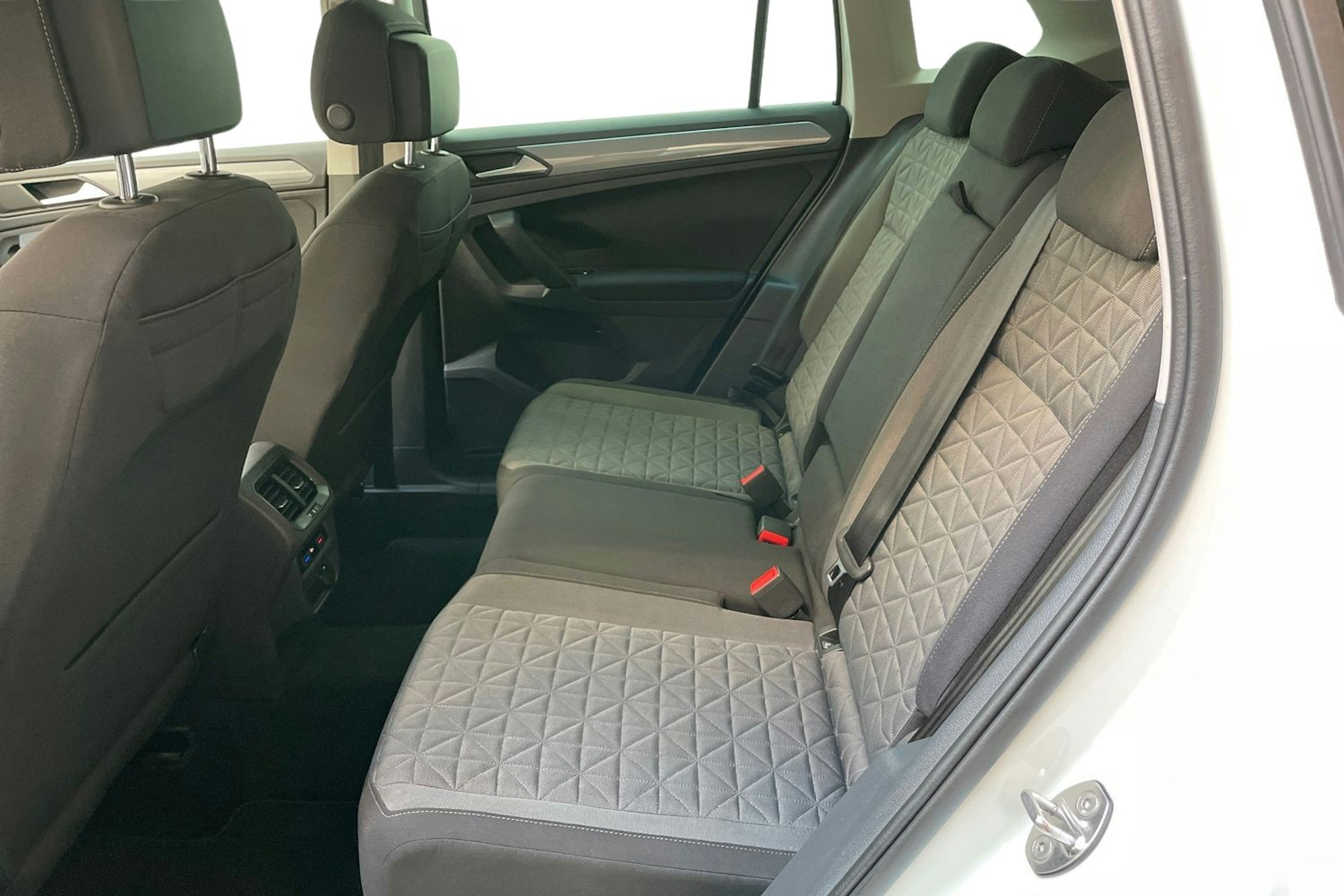 valkoinen Volkswagen Tiguan 2021 kuva 10.