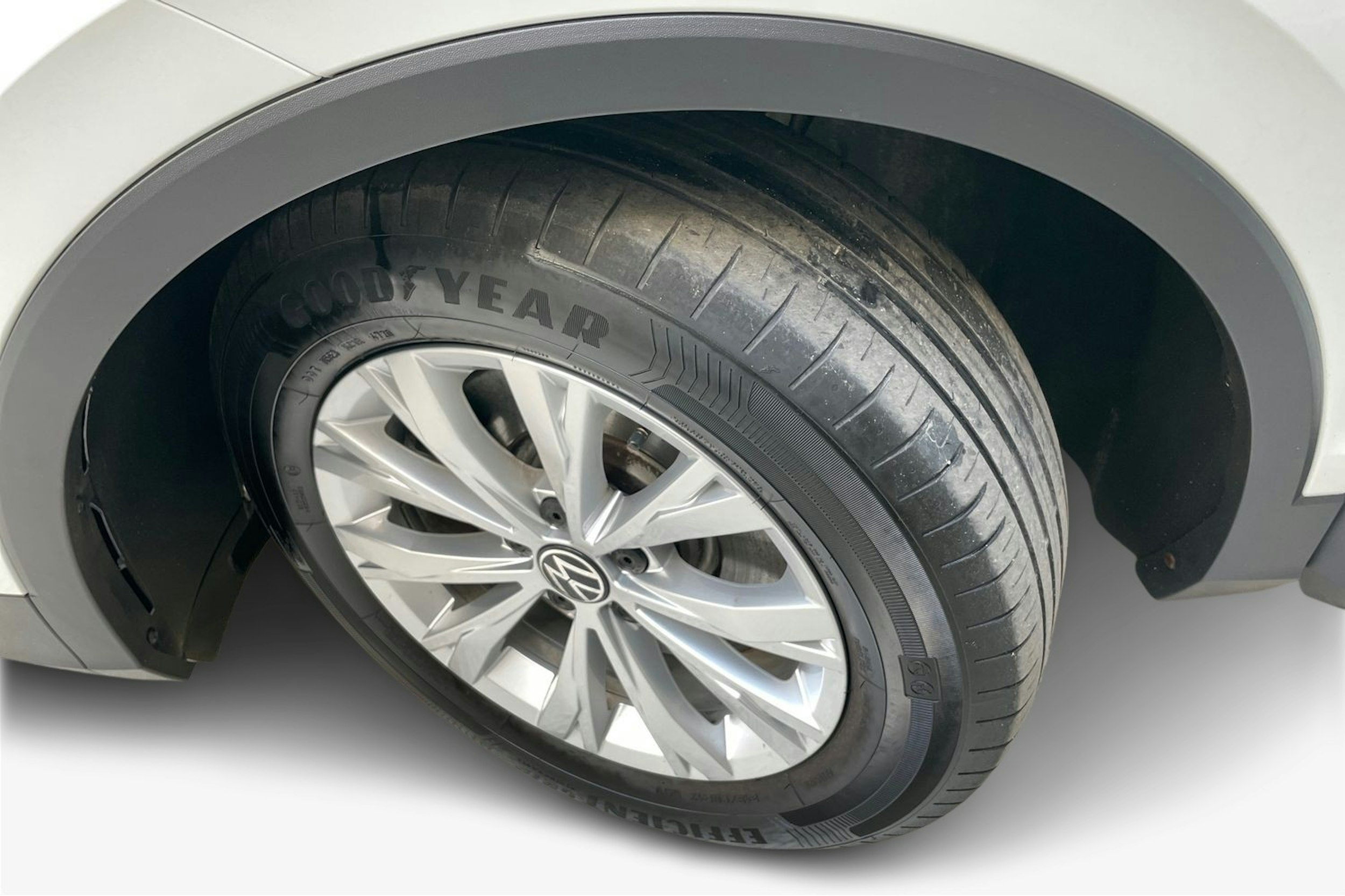 valkoinen Volkswagen Tiguan 2021 kuva 11.