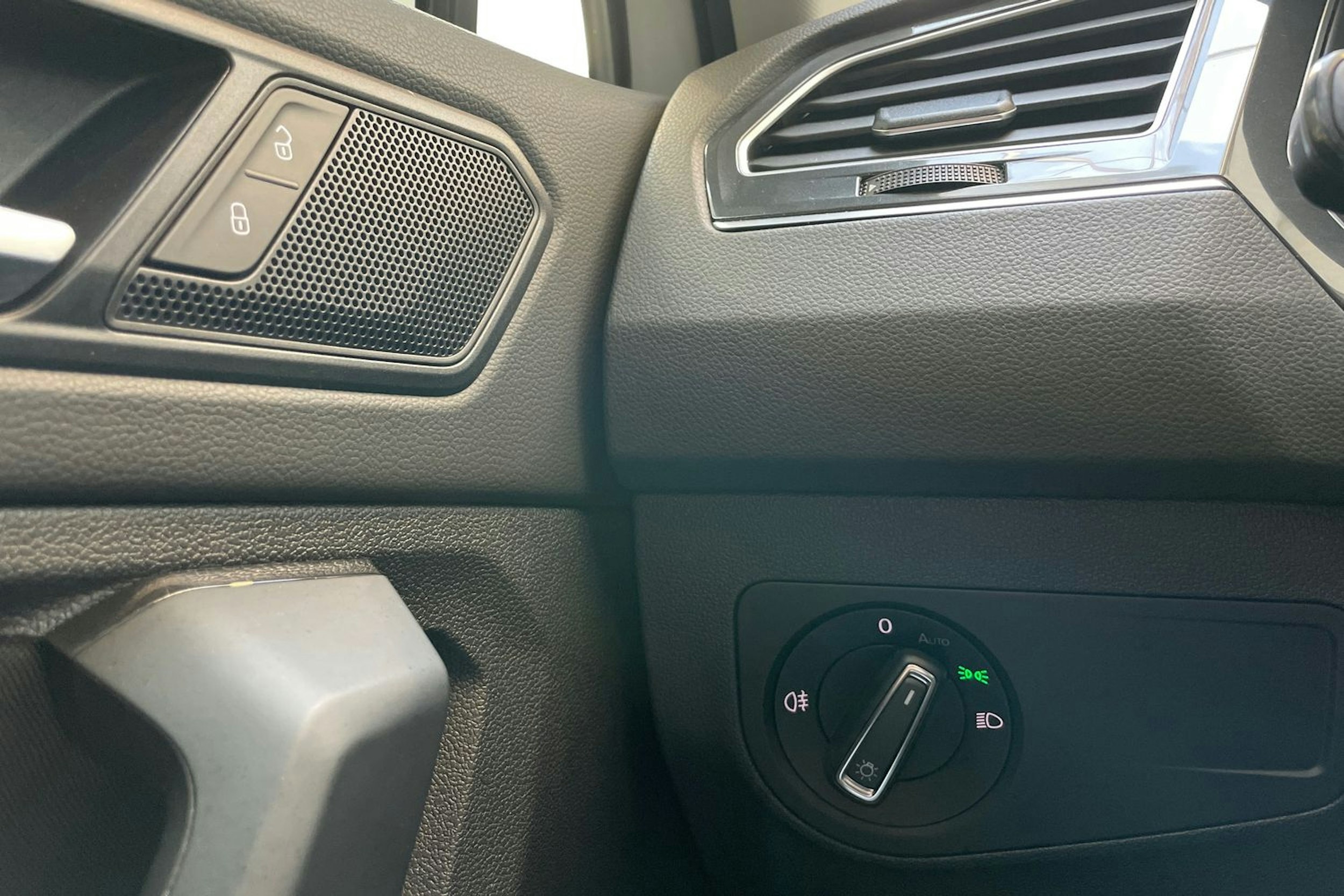 valkoinen Volkswagen Tiguan 2021 kuva 17.