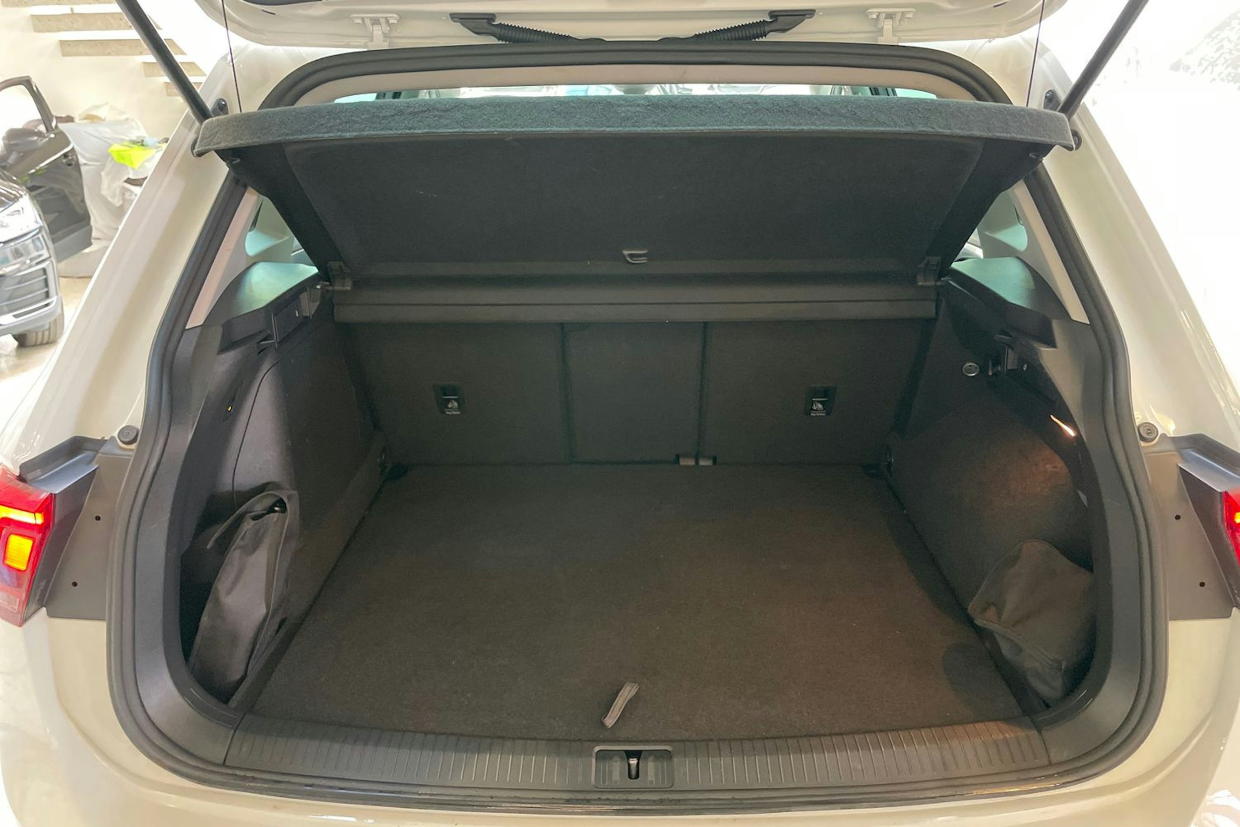 valkoinen Volkswagen Tiguan 2021 kuva 30.