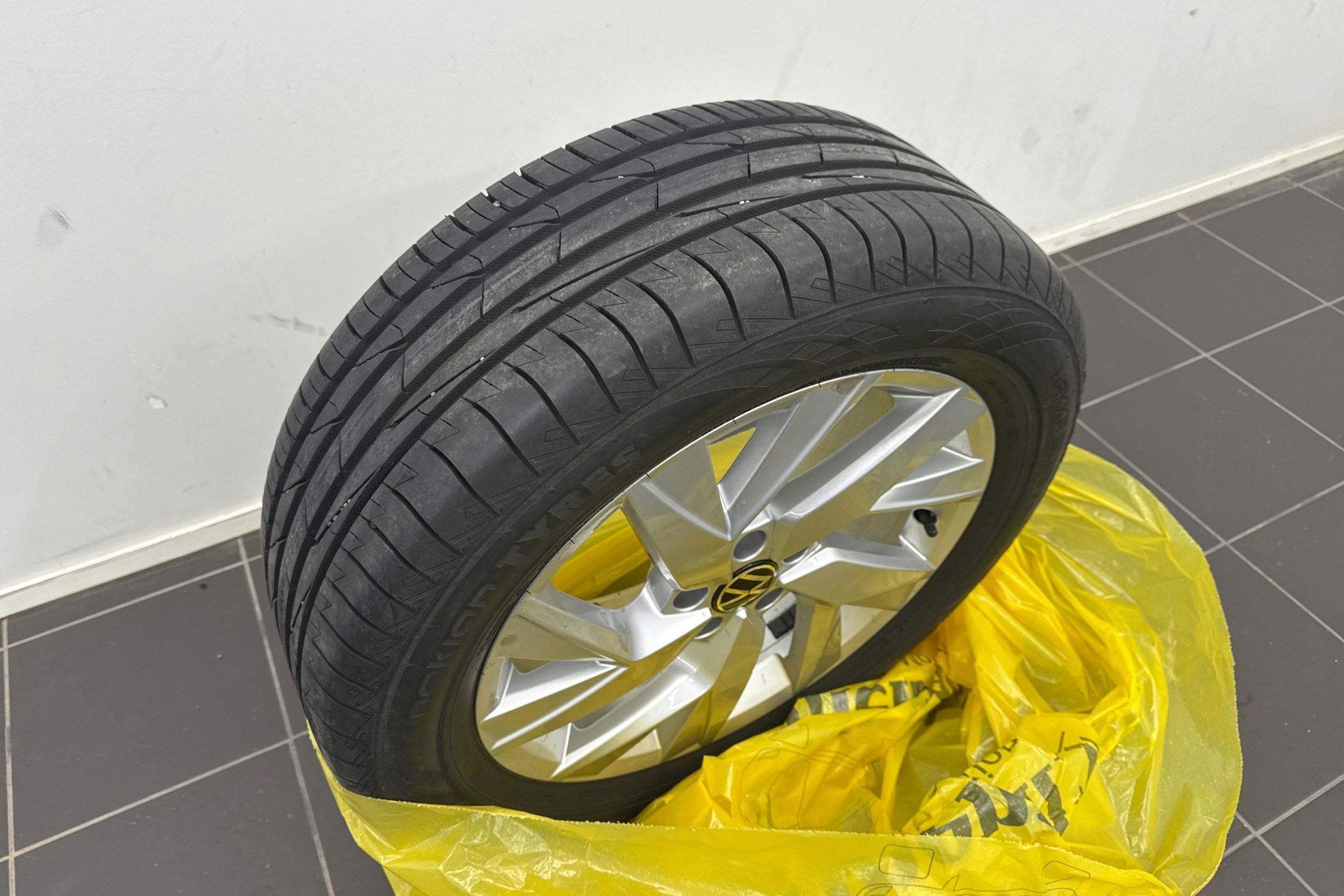 harmaa Volkswagen Tiguan 2021 kuva 13.