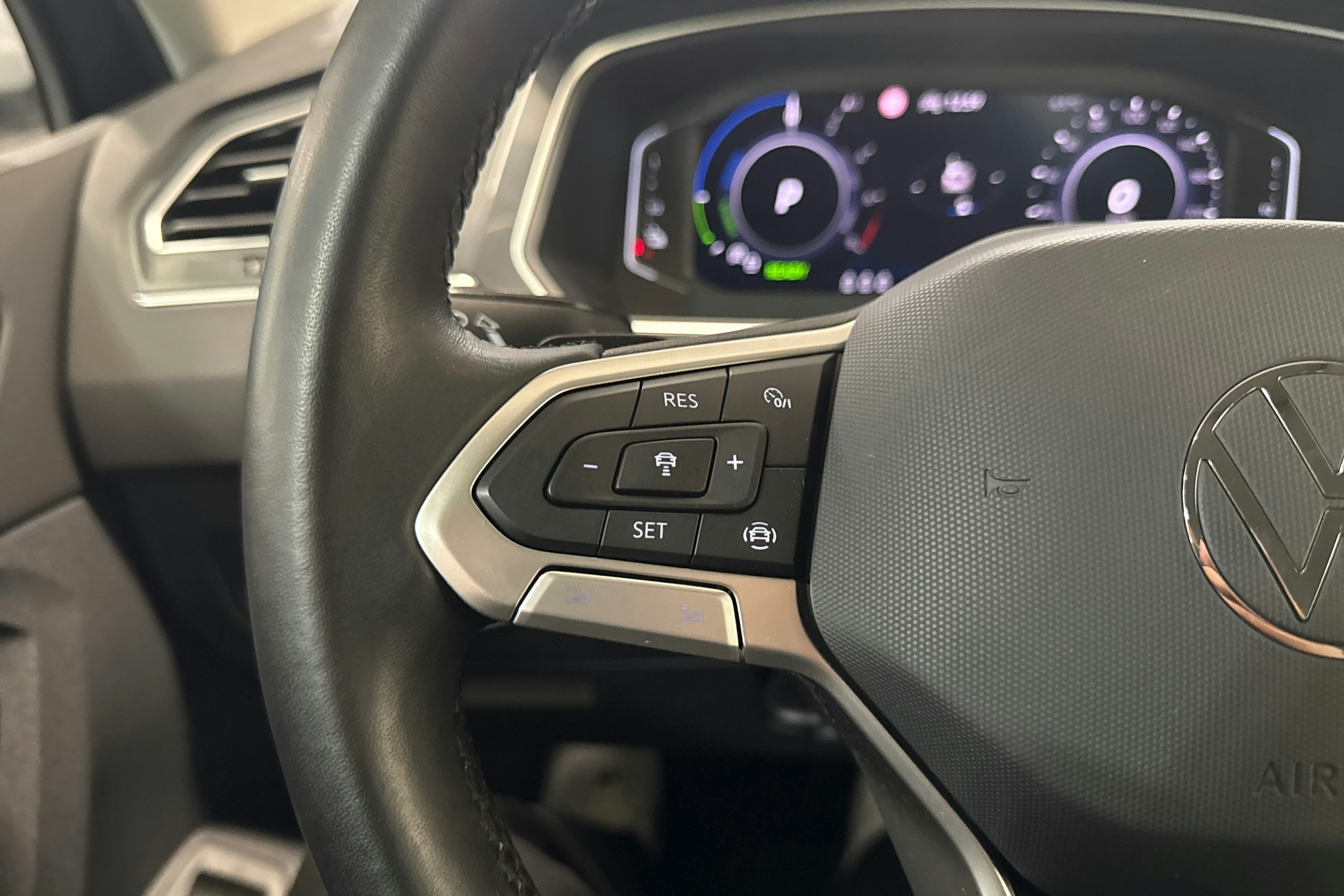 harmaa Volkswagen Tiguan 2021 kuva 16.