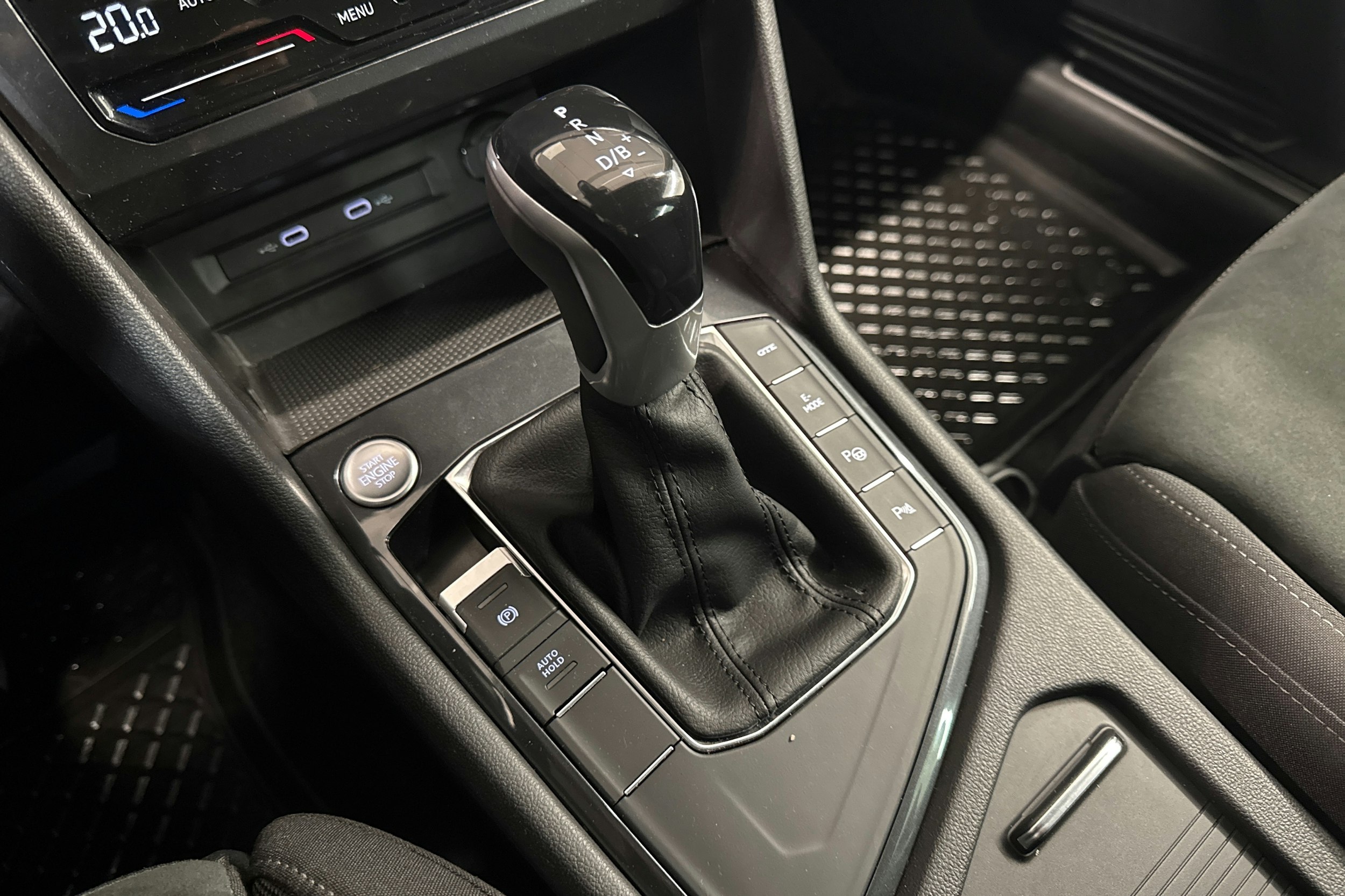 harmaa Volkswagen Tiguan 2021 kuva 18.