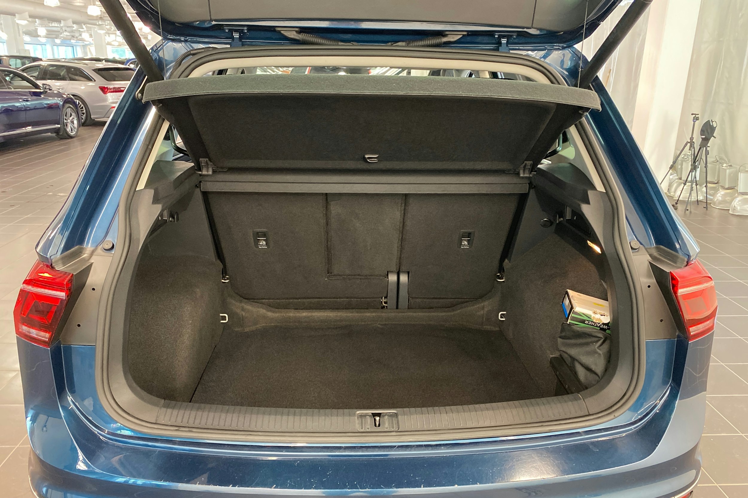 Sininen Volkswagen Tiguan 2021 kuva 13.