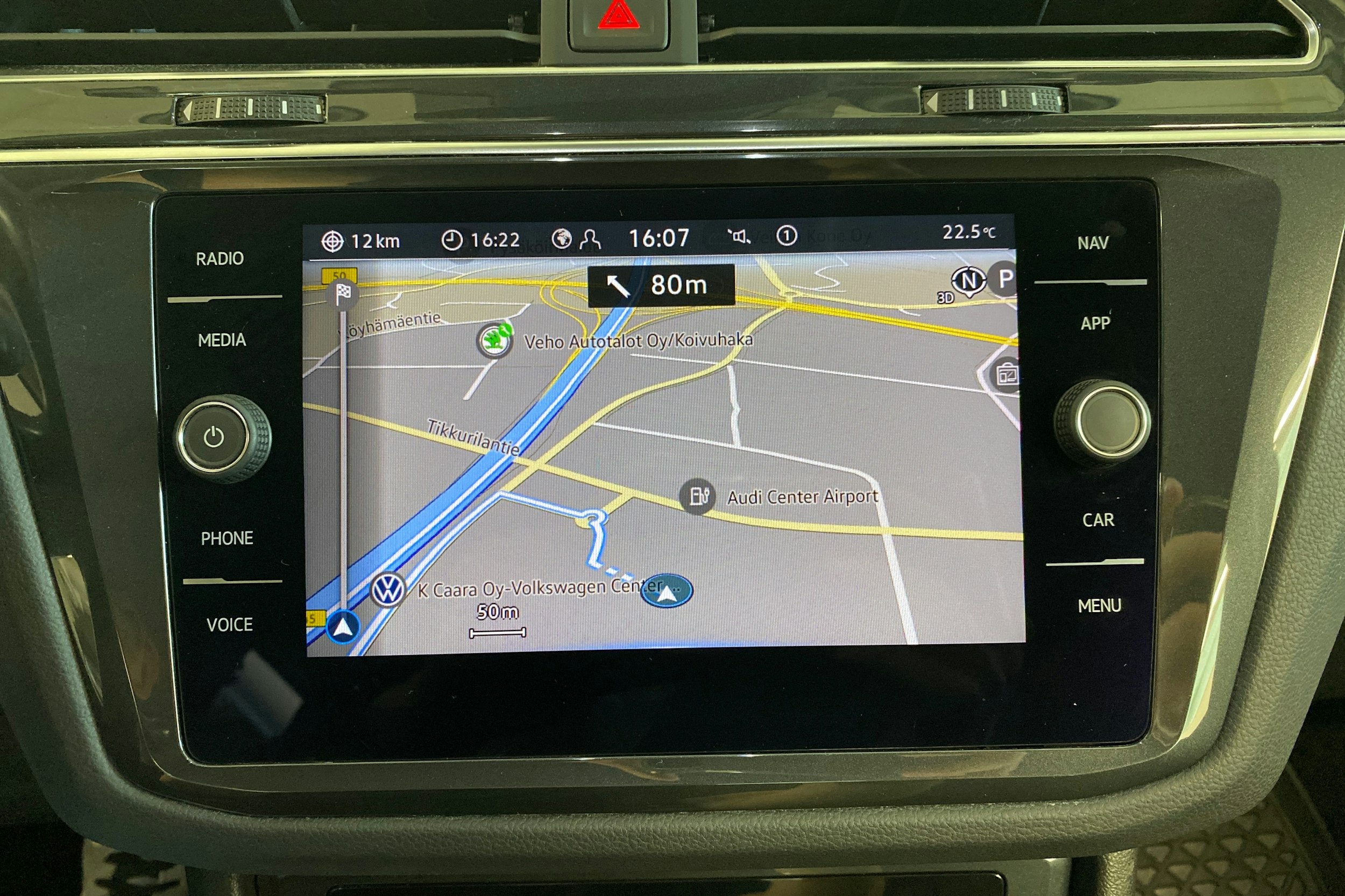 Sininen Volkswagen Tiguan 2021 kuva 15.