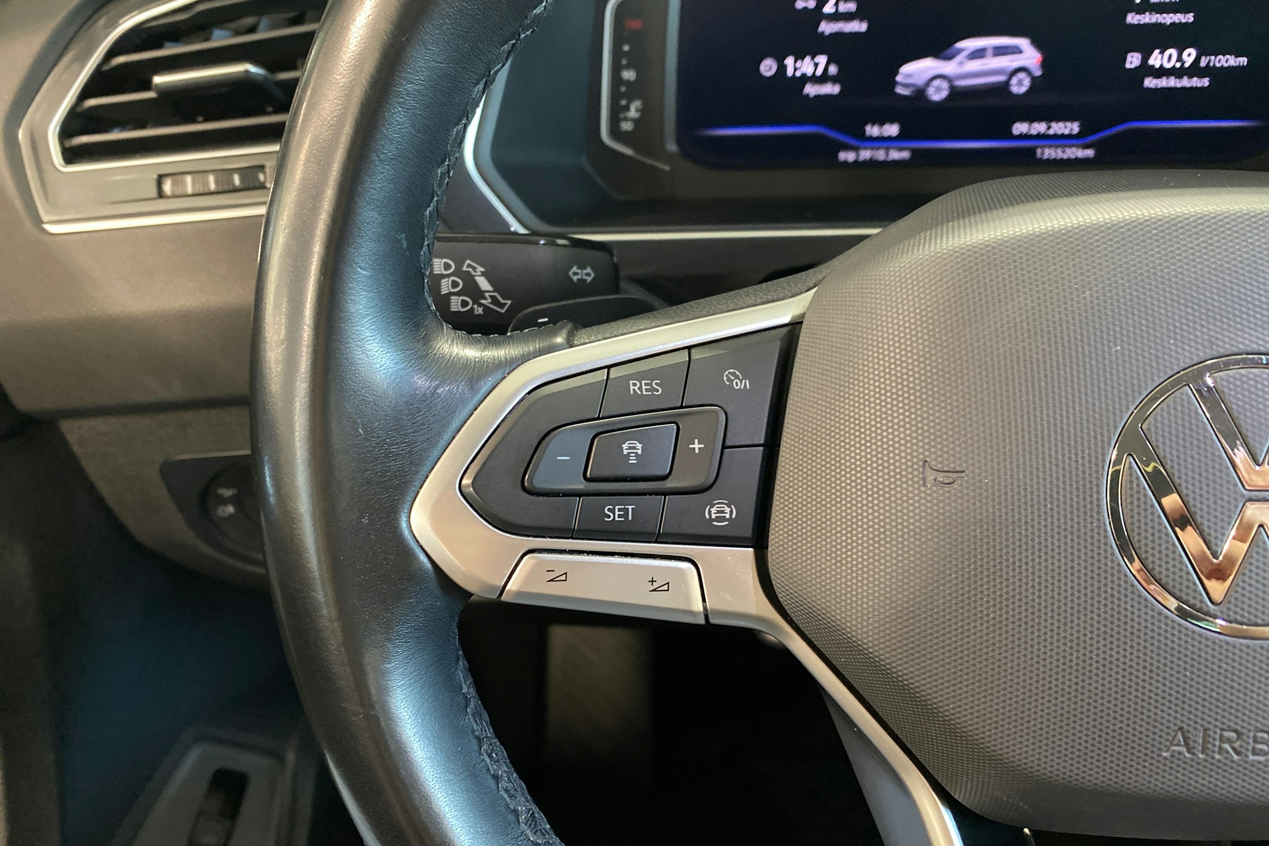 Sininen Volkswagen Tiguan 2021 kuva 16.