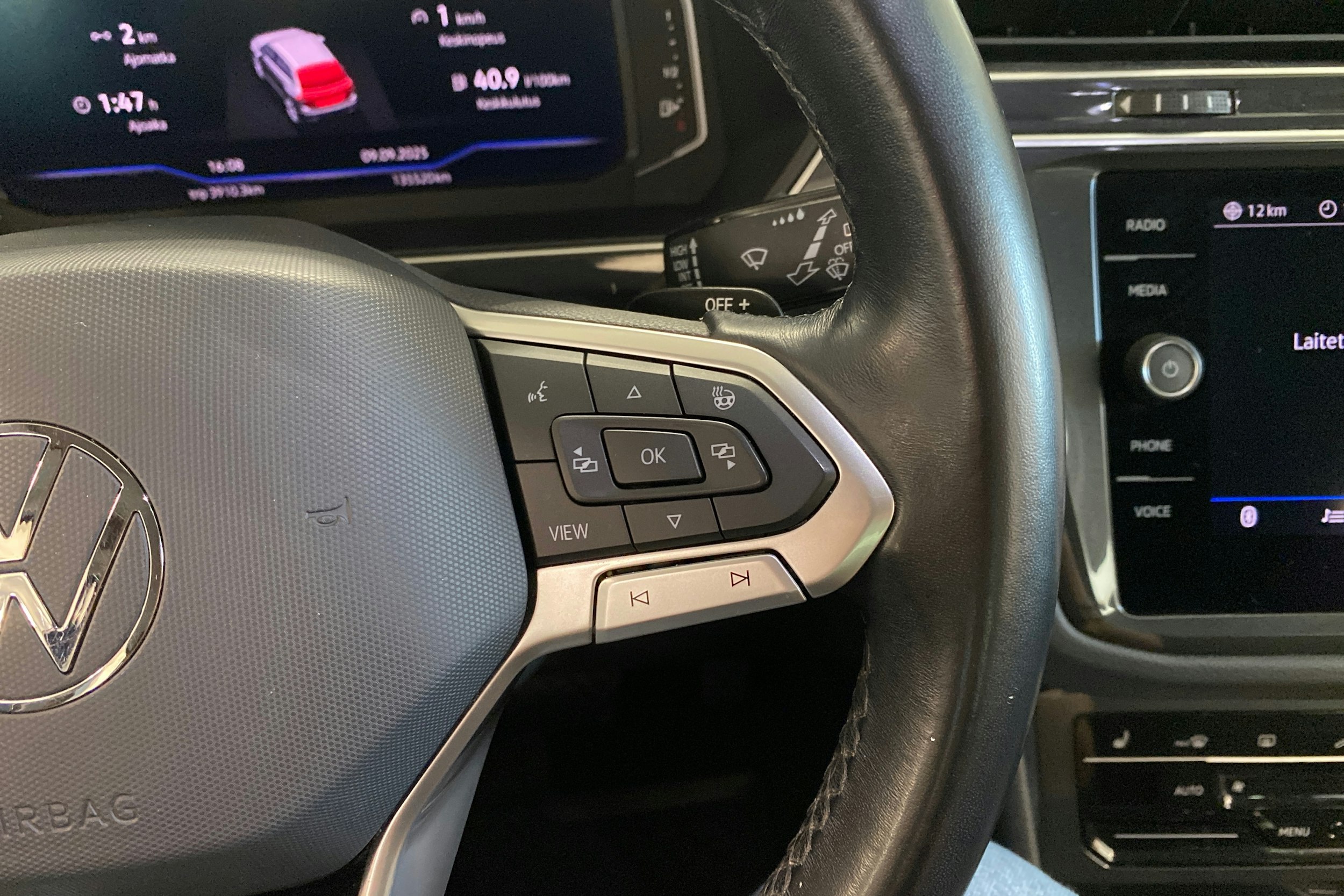 Sininen Volkswagen Tiguan 2021 kuva 17.