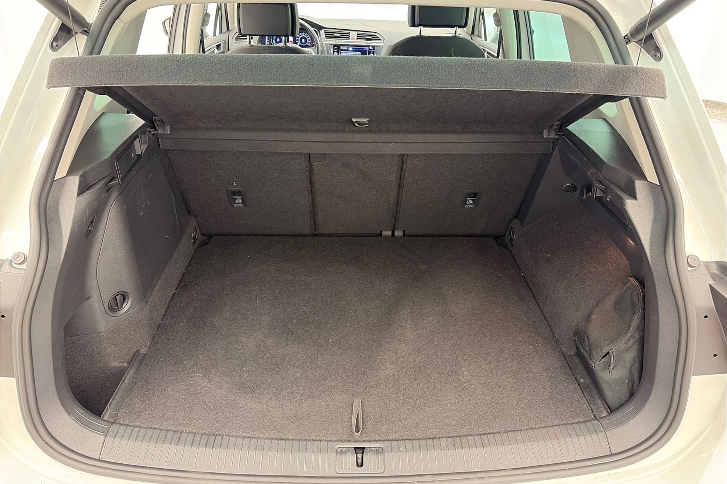 valkoinen Volkswagen Tiguan 2021 kuva 15.