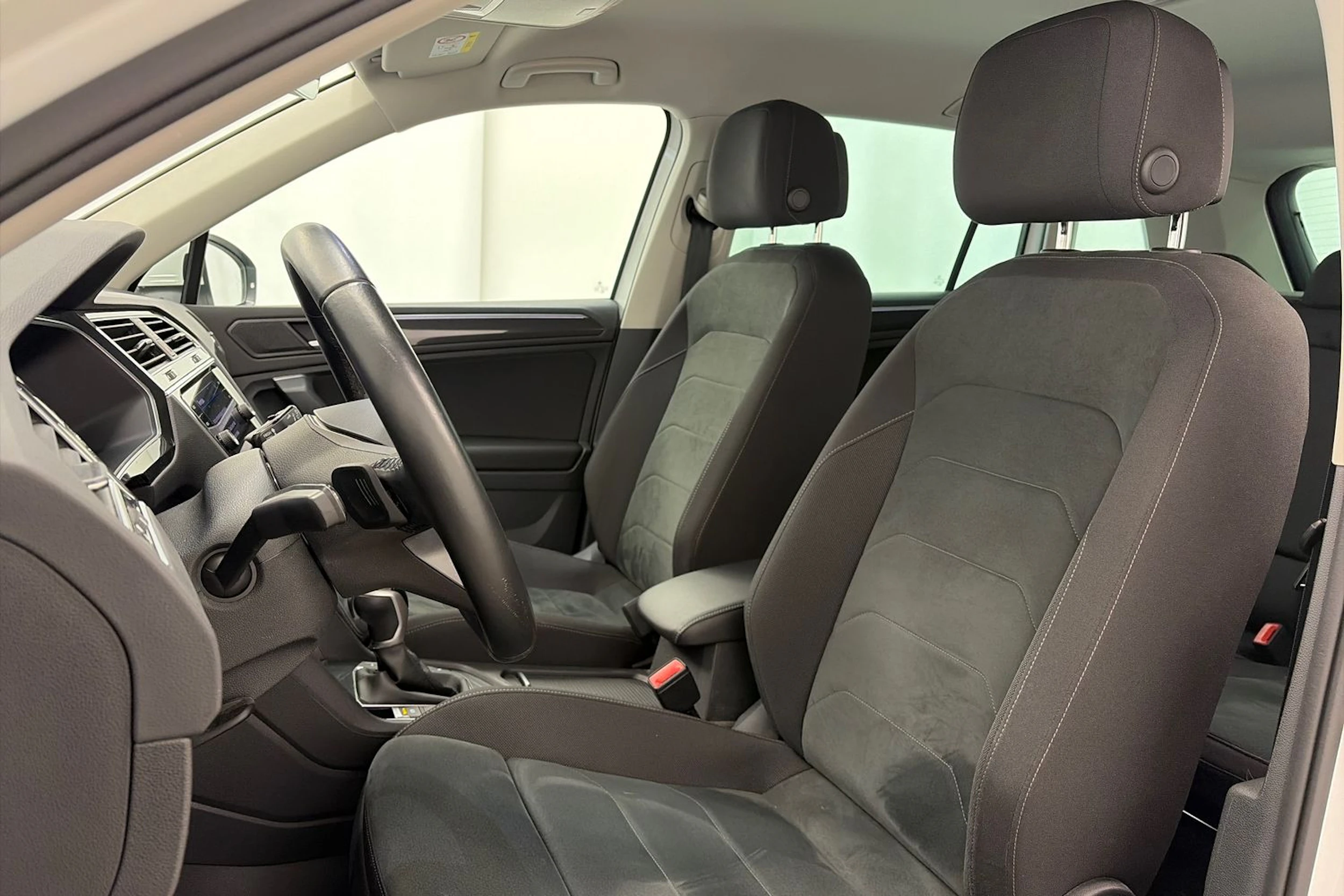 valkoinen Volkswagen Tiguan 2021 kuva 18.