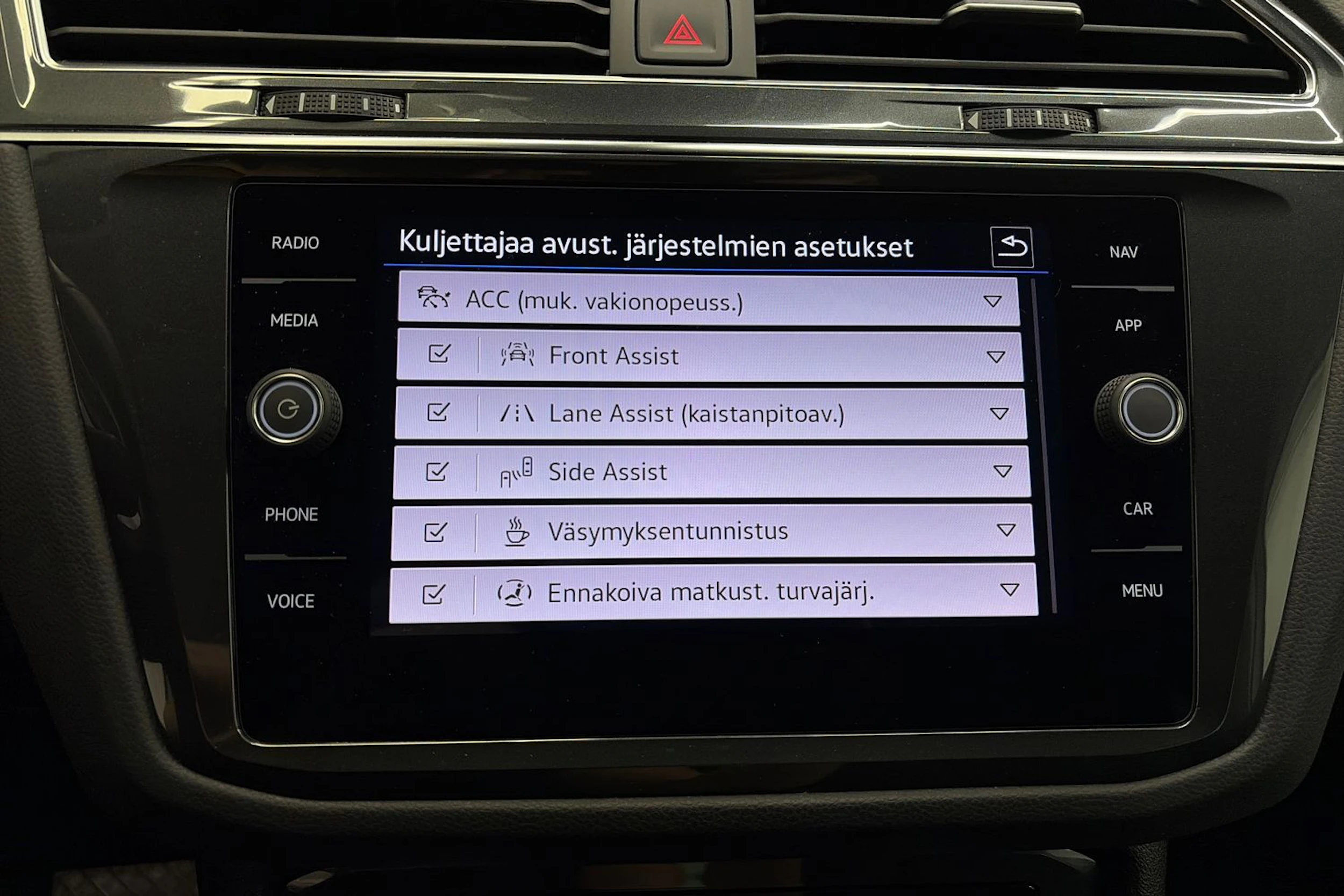 valkoinen Volkswagen Tiguan 2021 kuva 25.