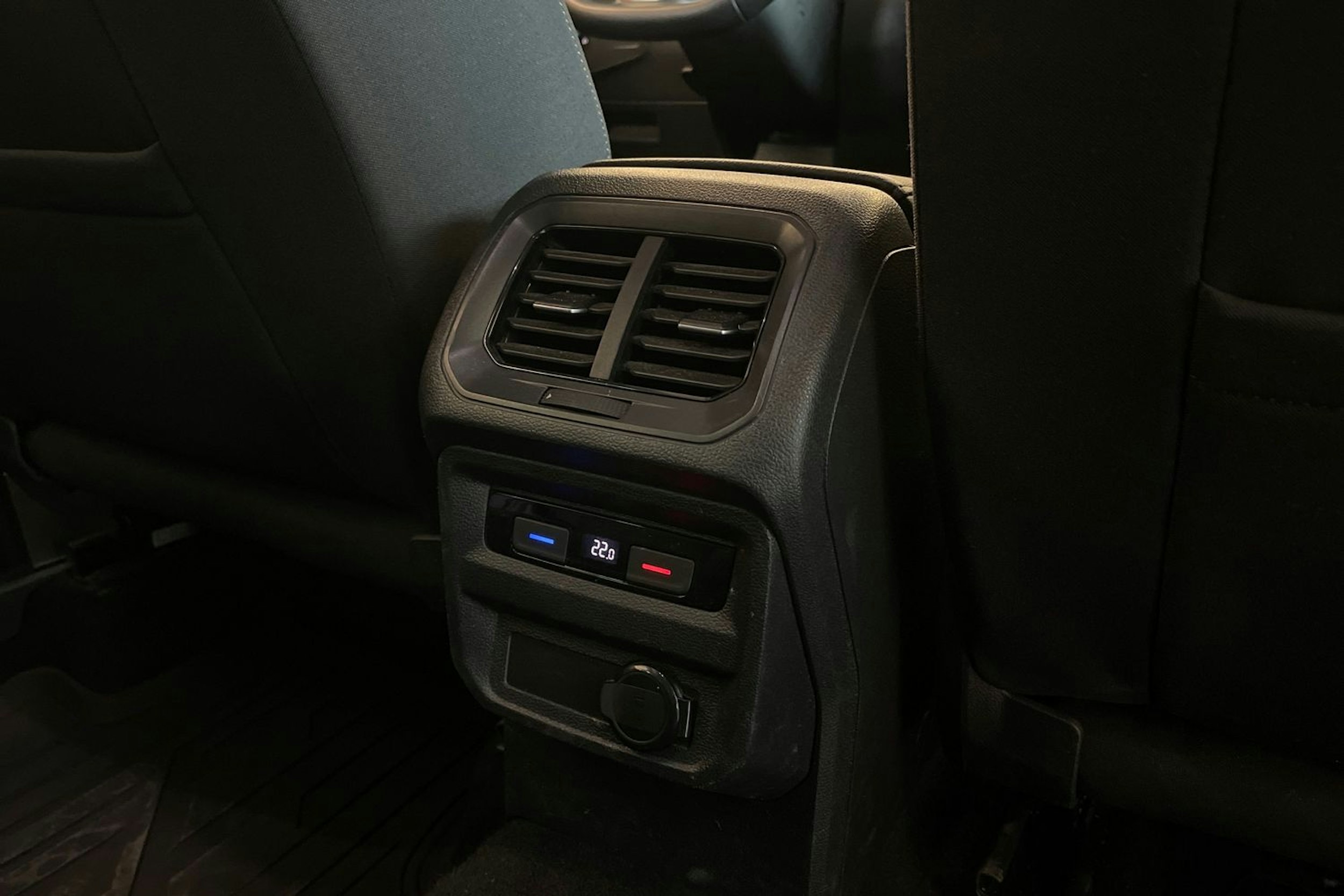 valkoinen Volkswagen Tiguan 2021 kuva 28.