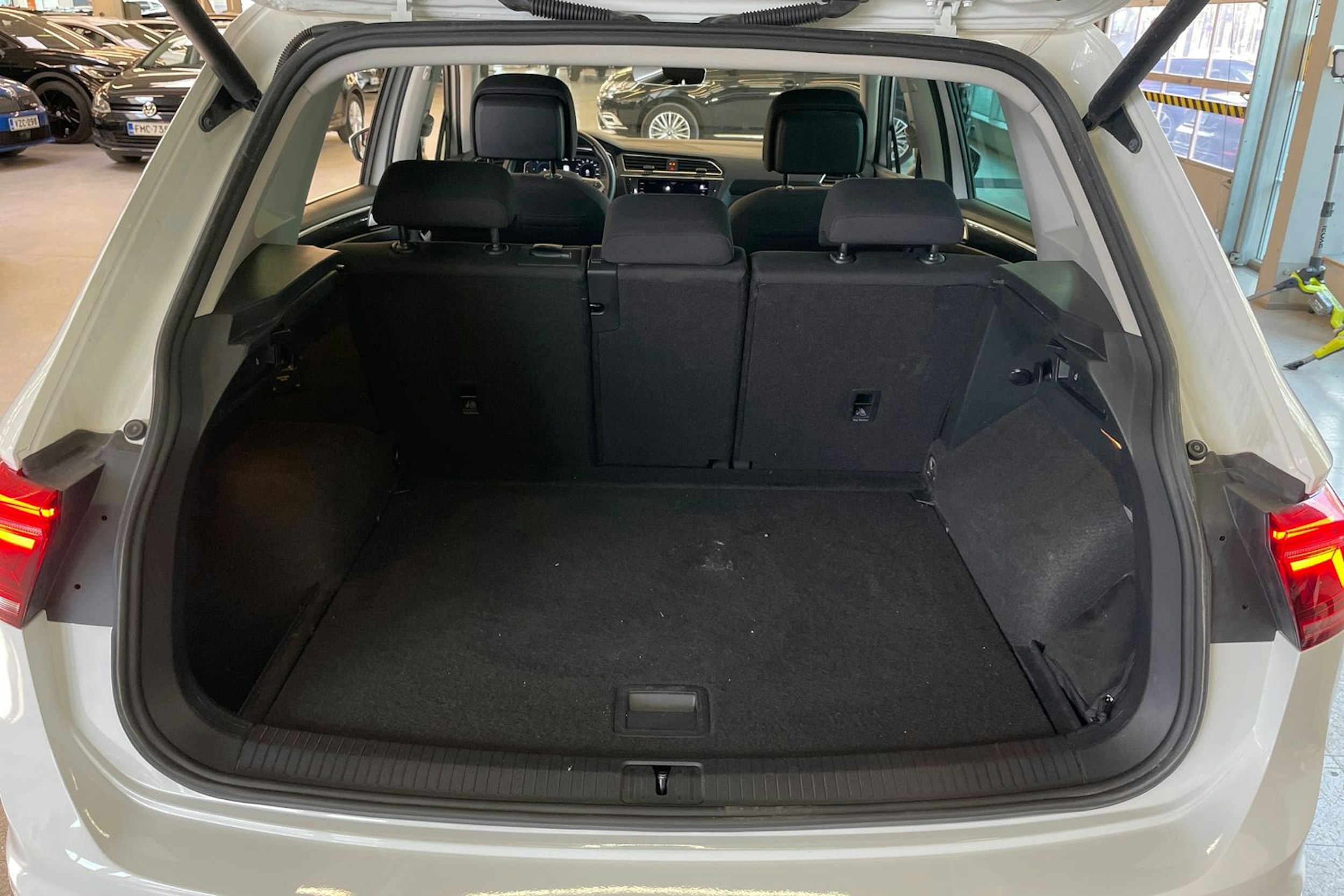 valkoinen Volkswagen Tiguan 2021 kuva 29.