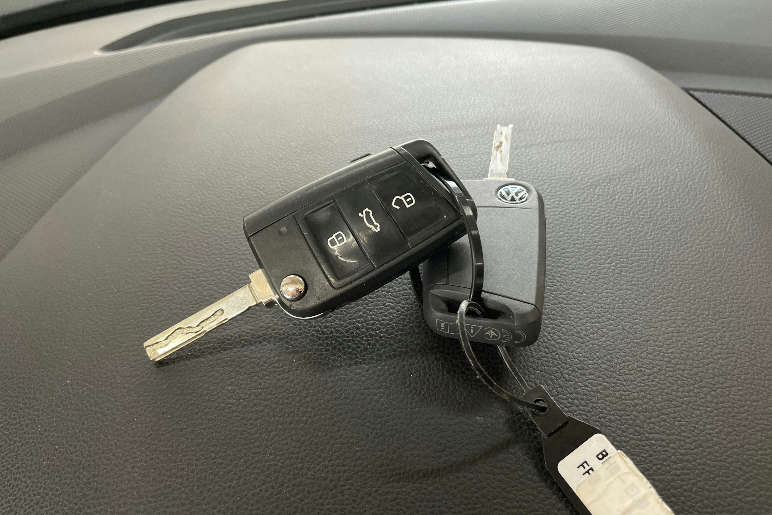 Sininen Volkswagen Tiguan 2021 kuva 24.