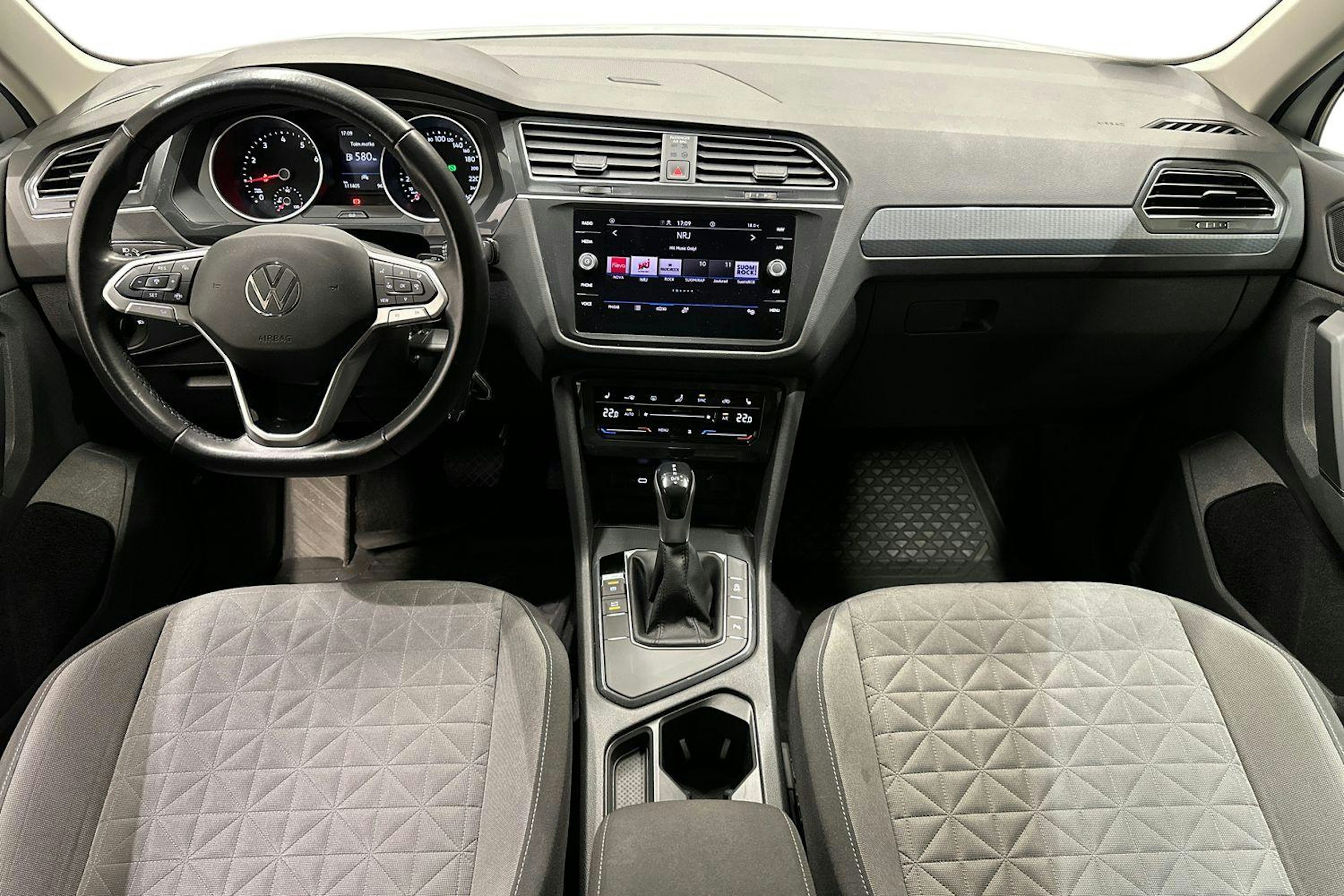 valkoinen Volkswagen Tiguan 2021 kuva 9.