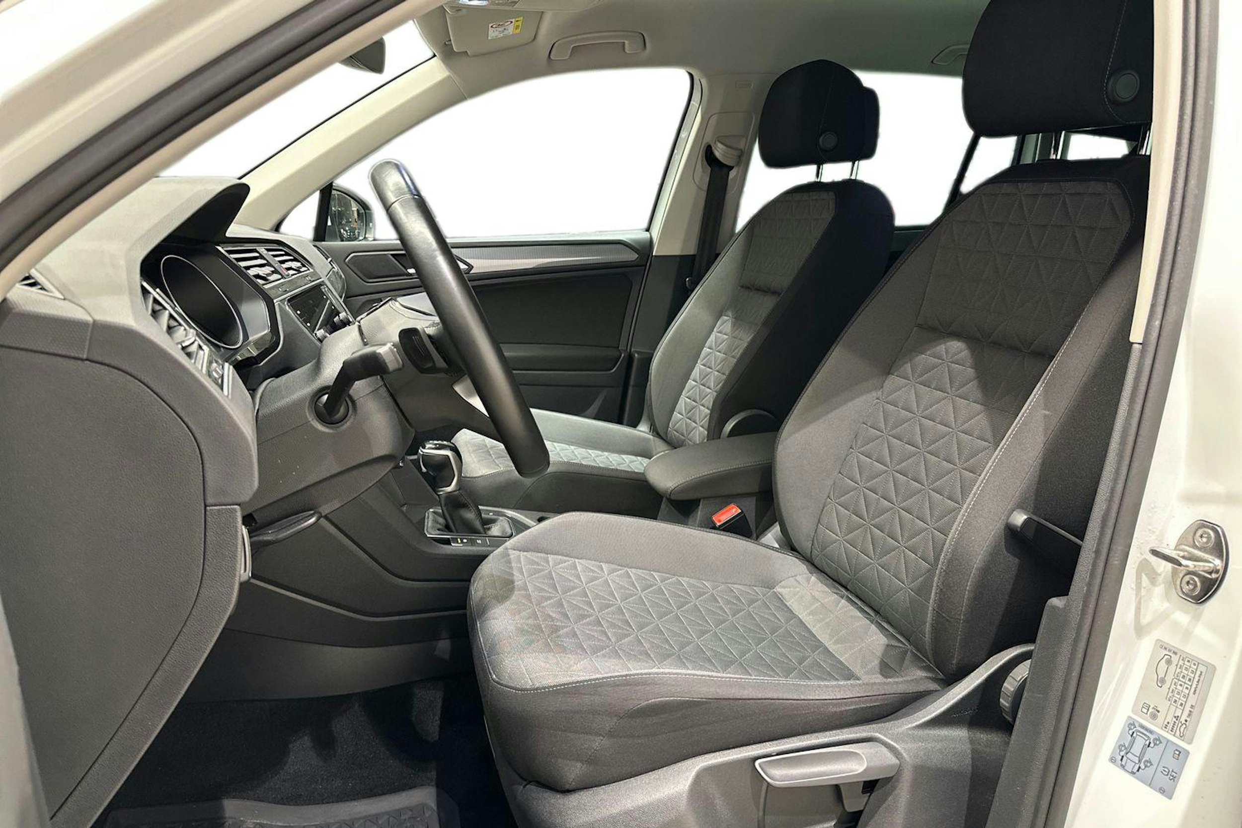 valkoinen Volkswagen Tiguan 2021 kuva 11.